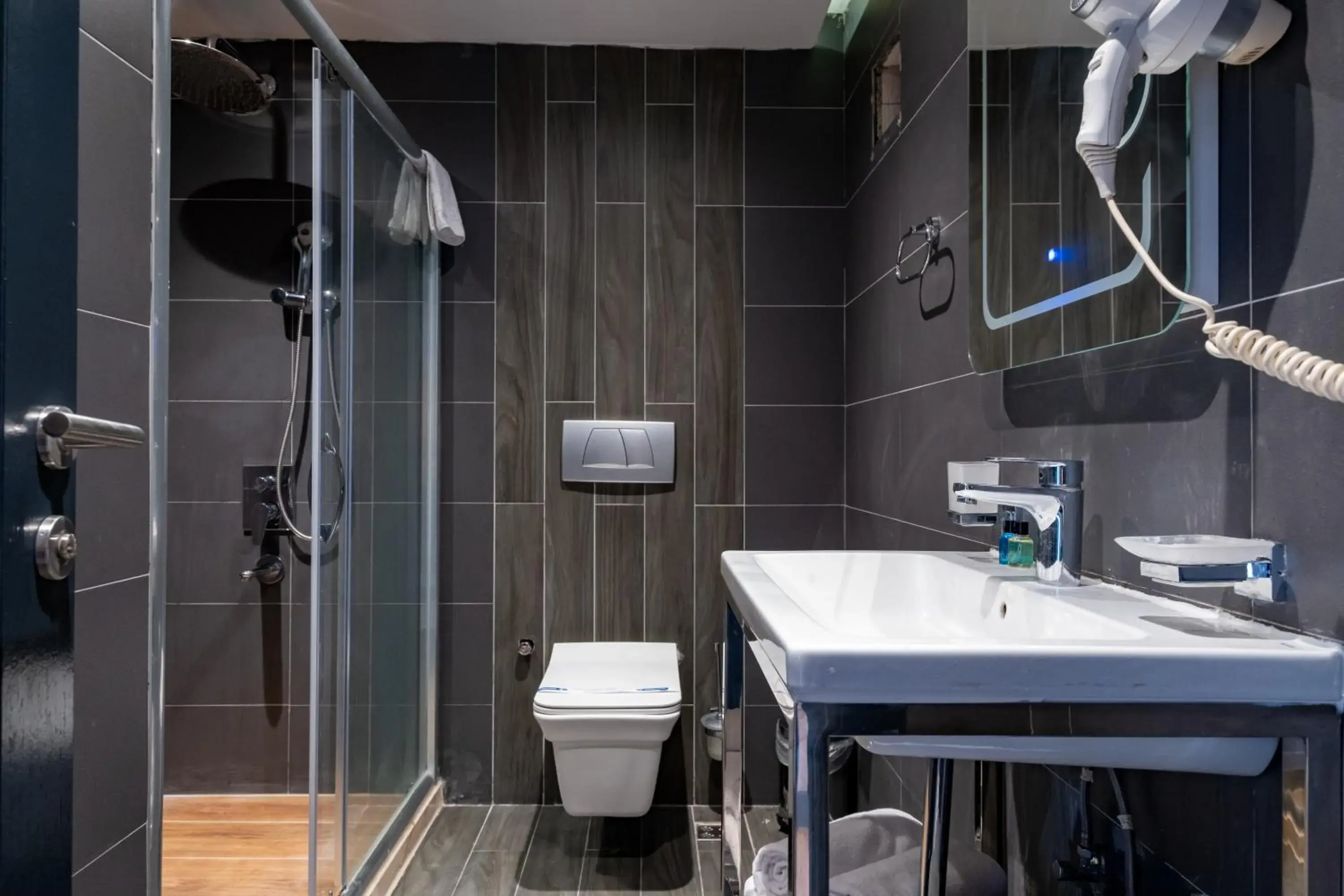 Shower in The Row Suites Taksim Shower in The Row Suites Taksim