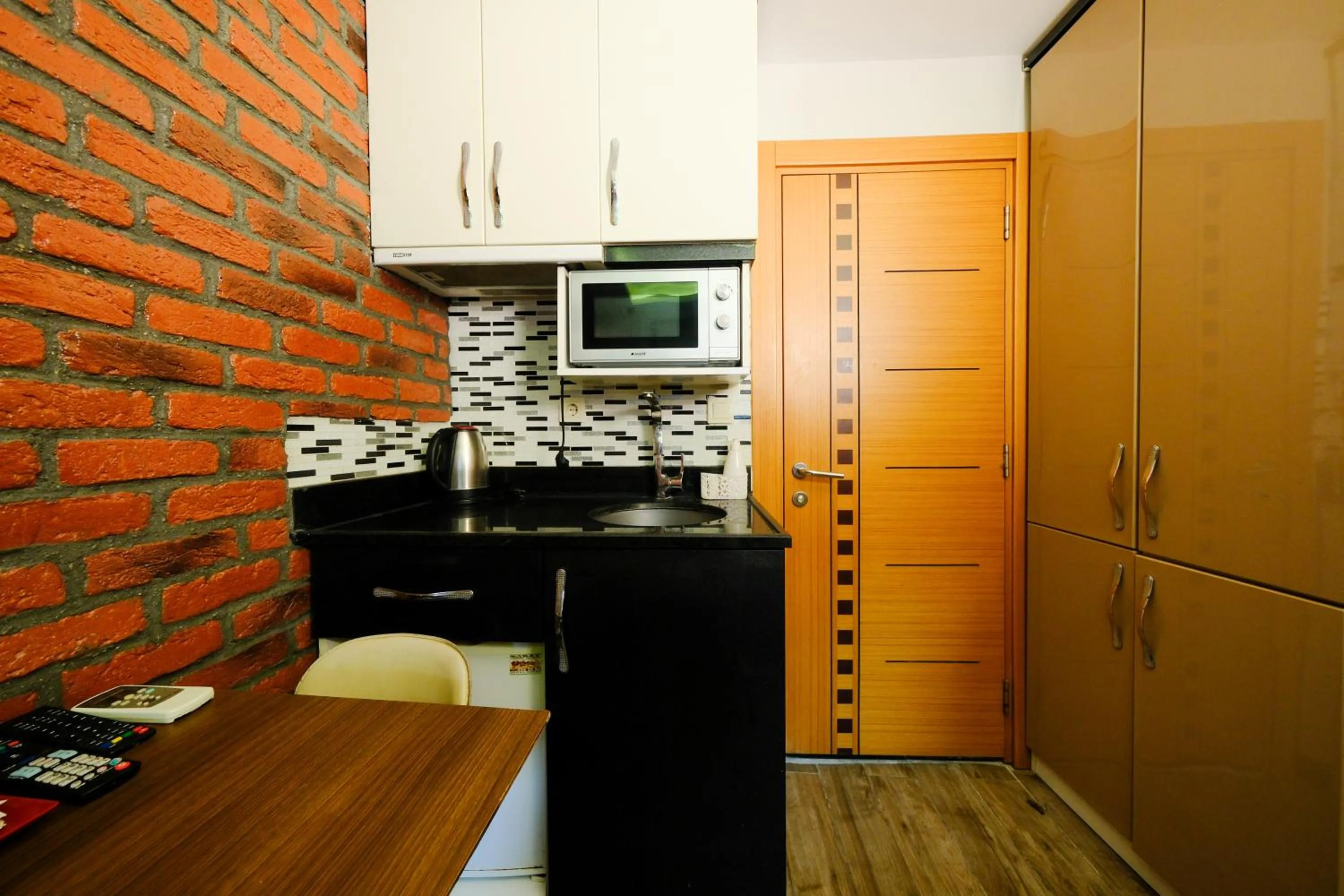 microwave in Taksim Celebi Suites