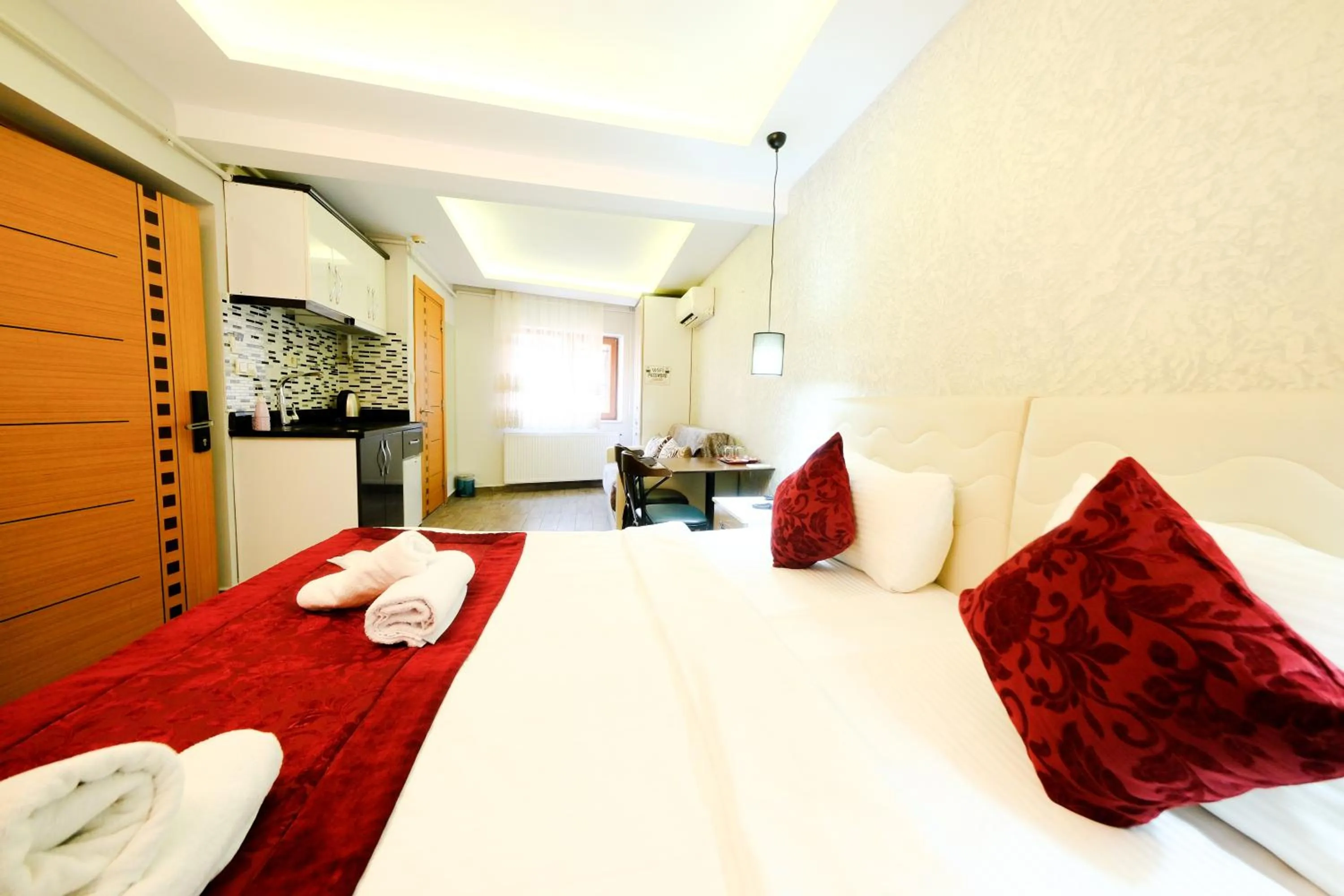 Photo of the whole room, Bed in Taksim Celebi Suites