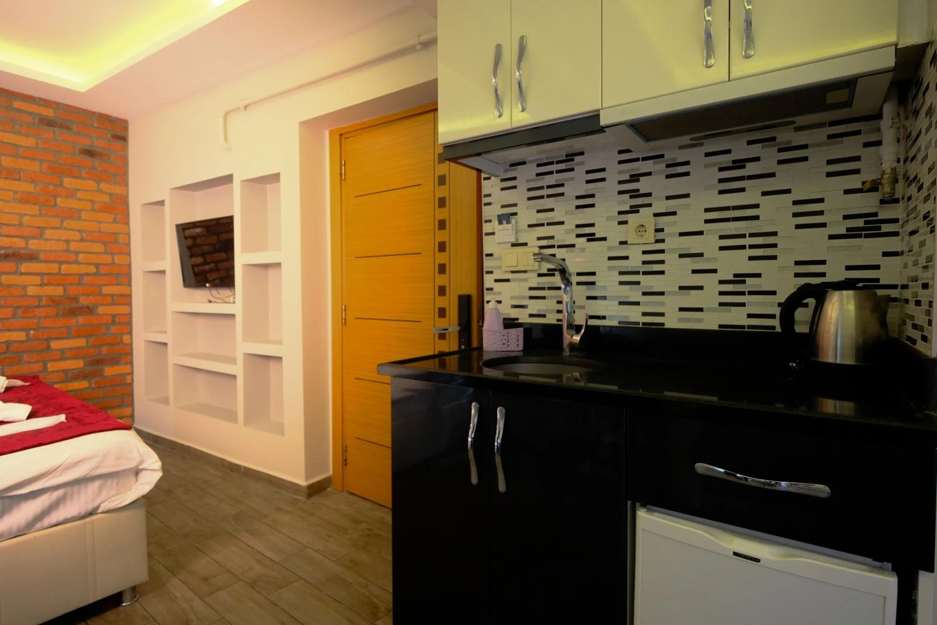 Kitchen or kitchenette, Bed in Taksim Celebi Suites