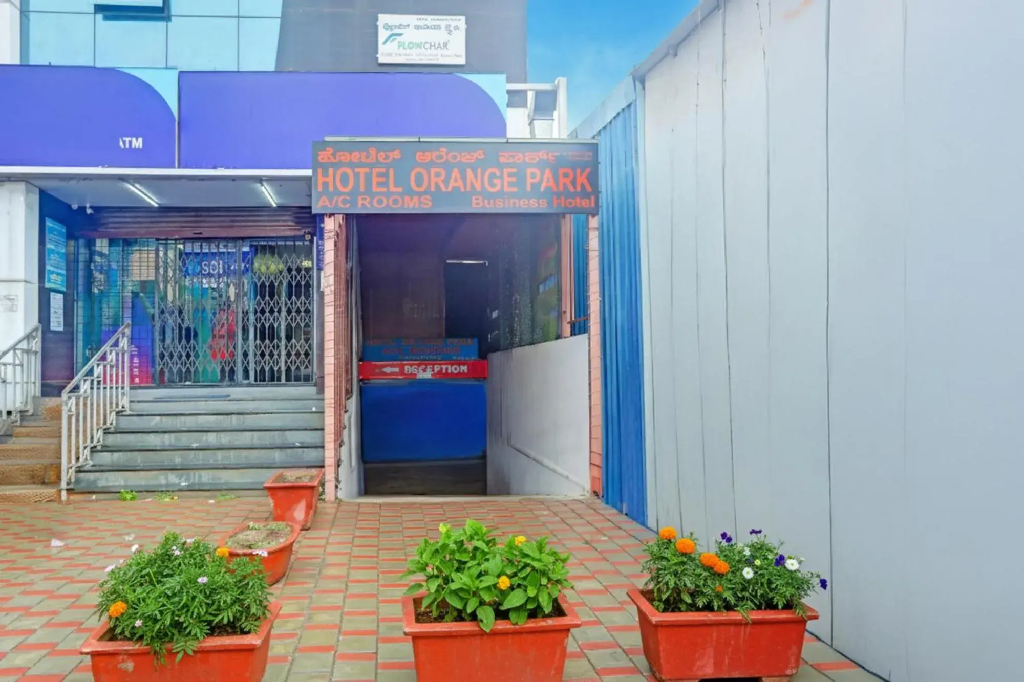 Property building in Hotel Orange Park Property building in Hotel Orange Park