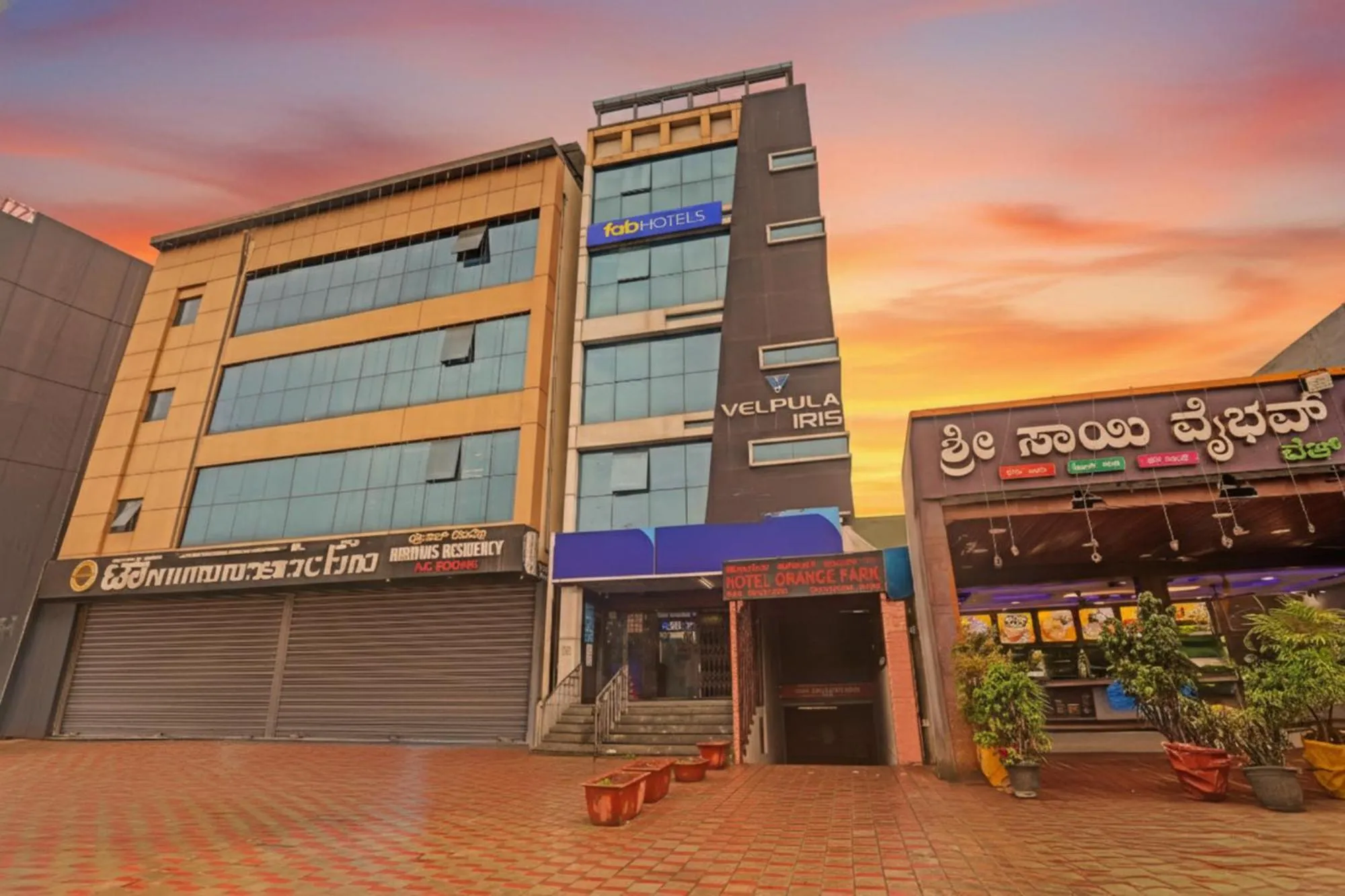 Property building in Hotel Orange Park