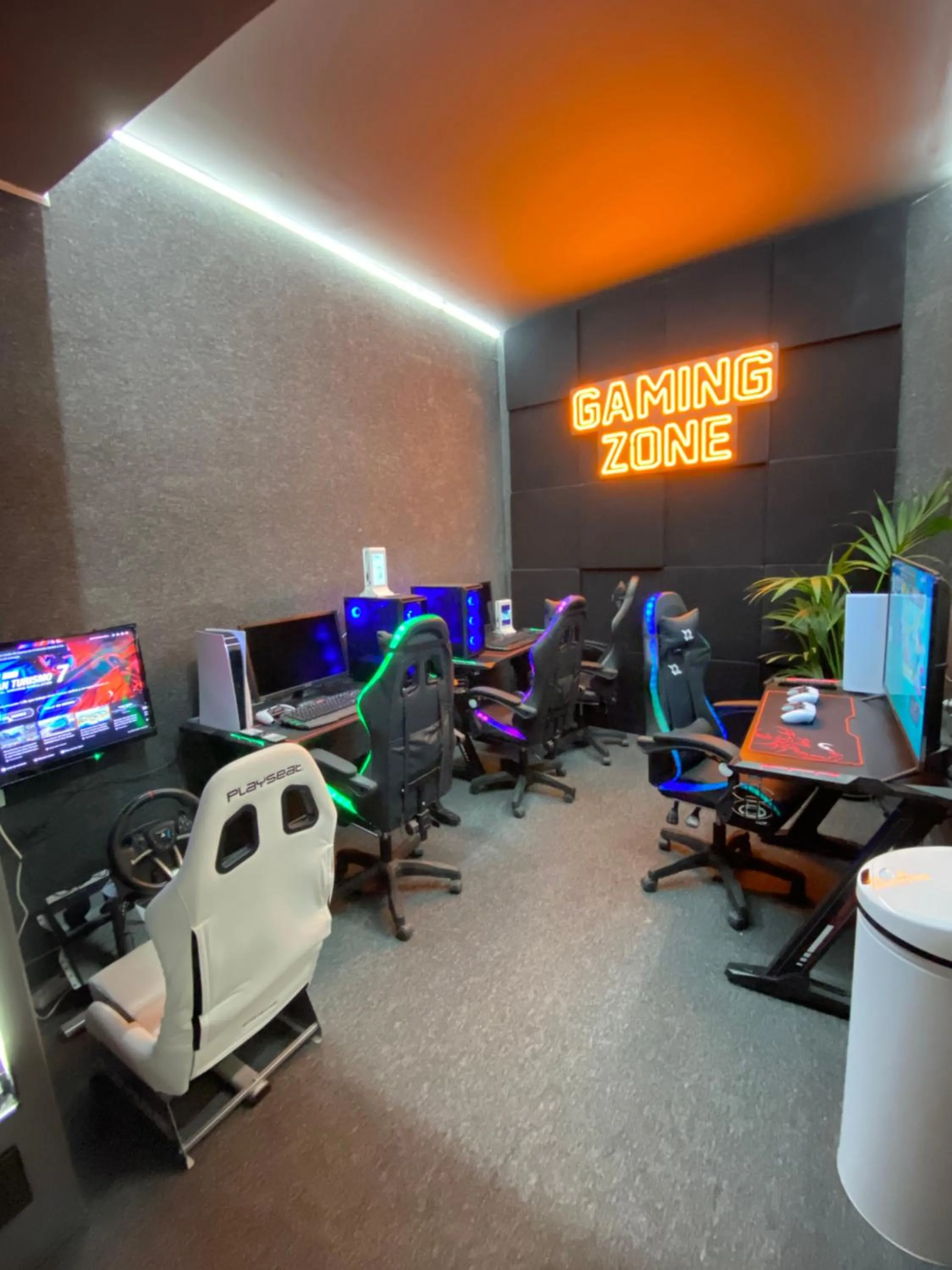 Communal lounge/ TV room in Futurotel Spa Garden