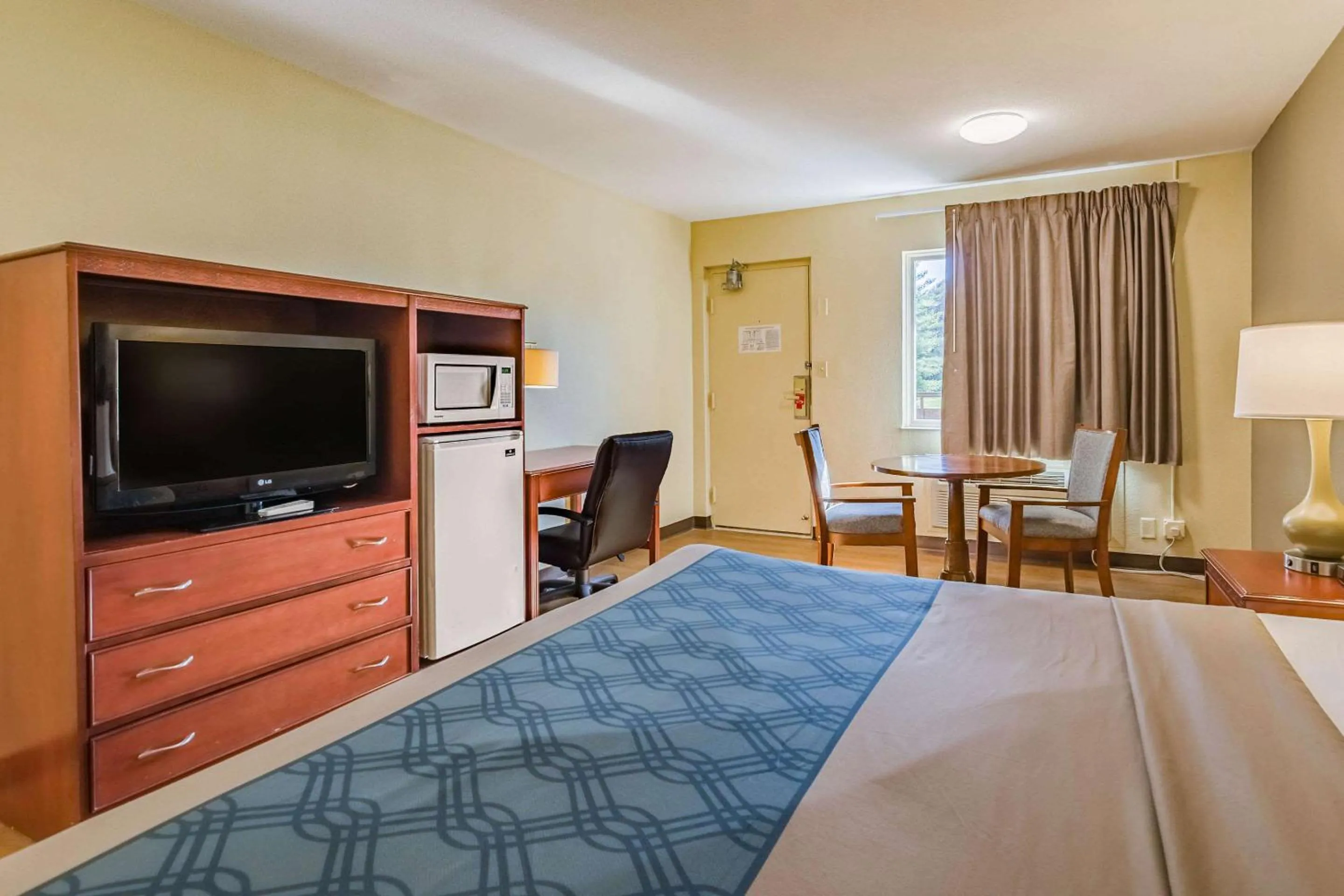 Photo of the whole room, Bed in Econo Lodge Lexington Downtown near I-81