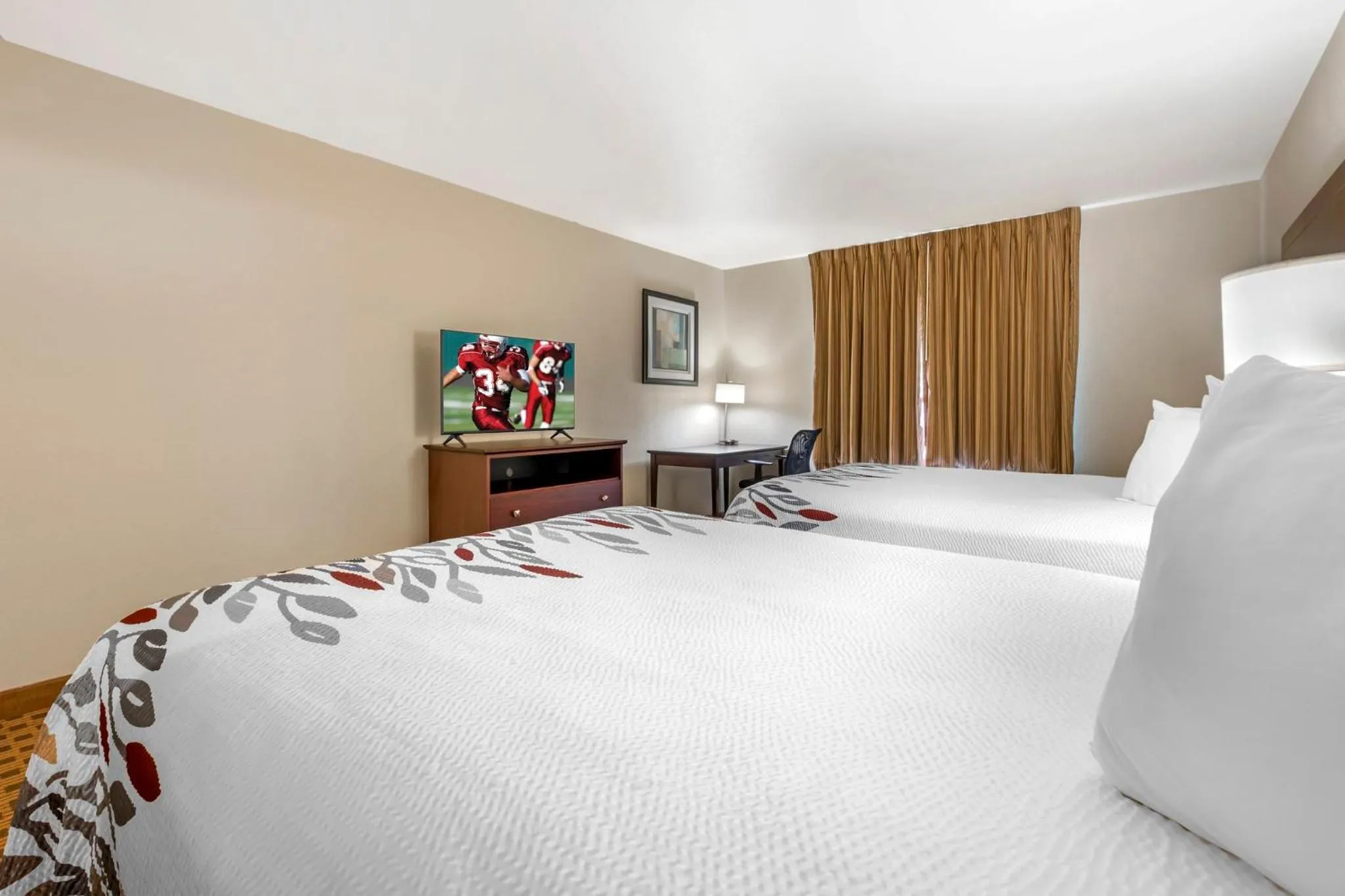 Photo of the whole room, Bed in Red Roof Inn Charlestown