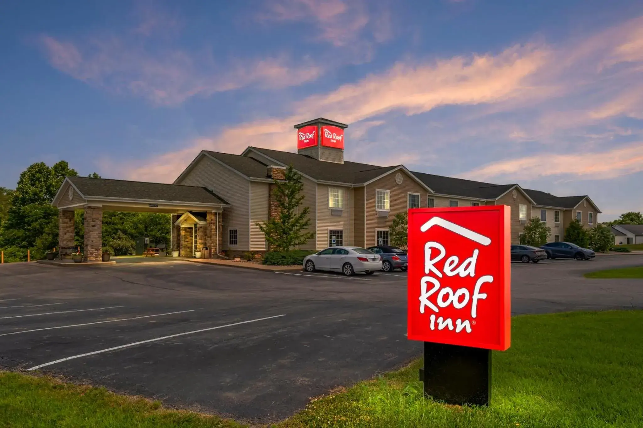 Facade/entrance in Red Roof Inn Charlestown Facade/entrance in Red Roof Inn Charlestown