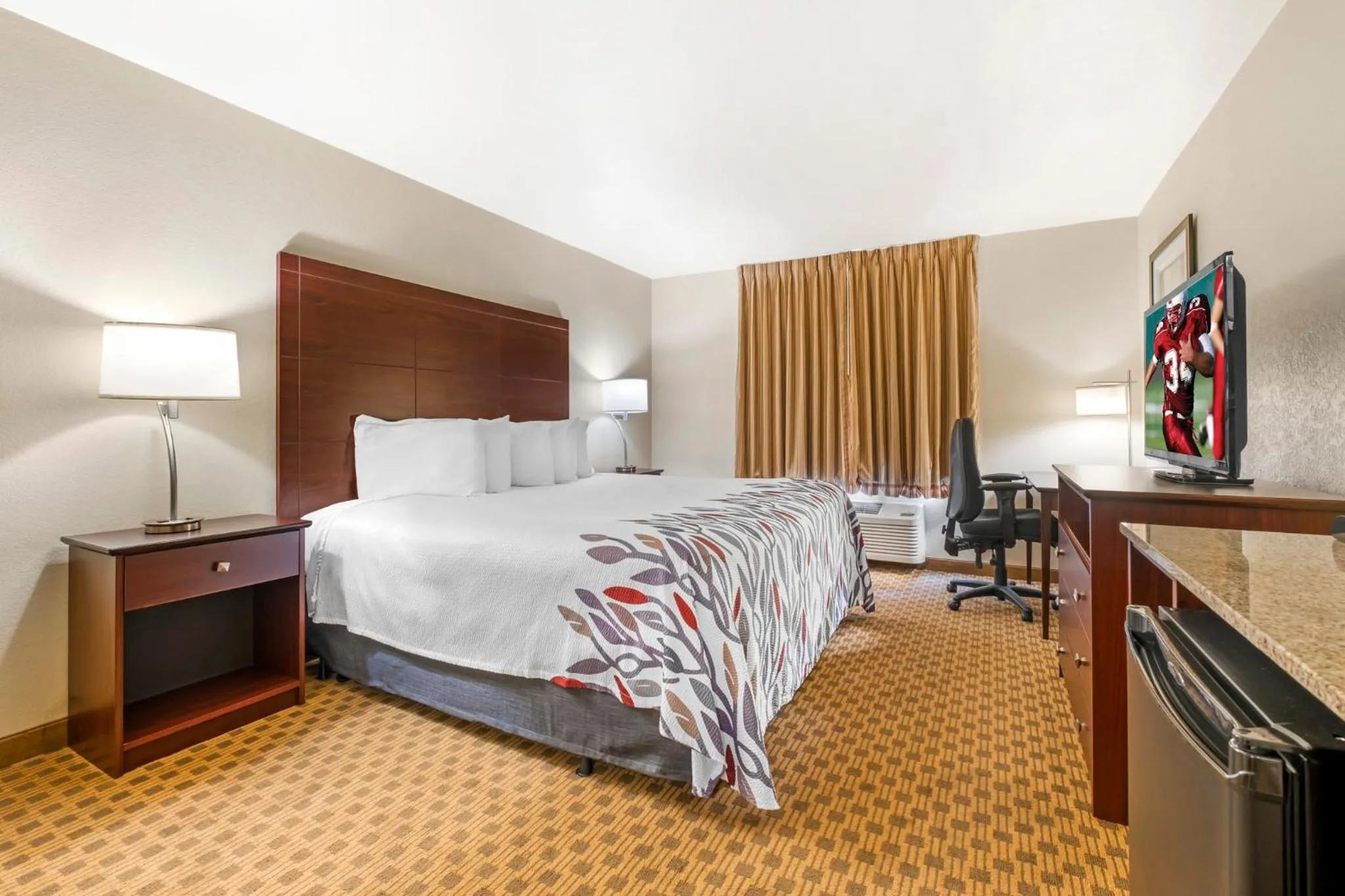 Photo of the whole room, Bed in Red Roof Inn Charlestown