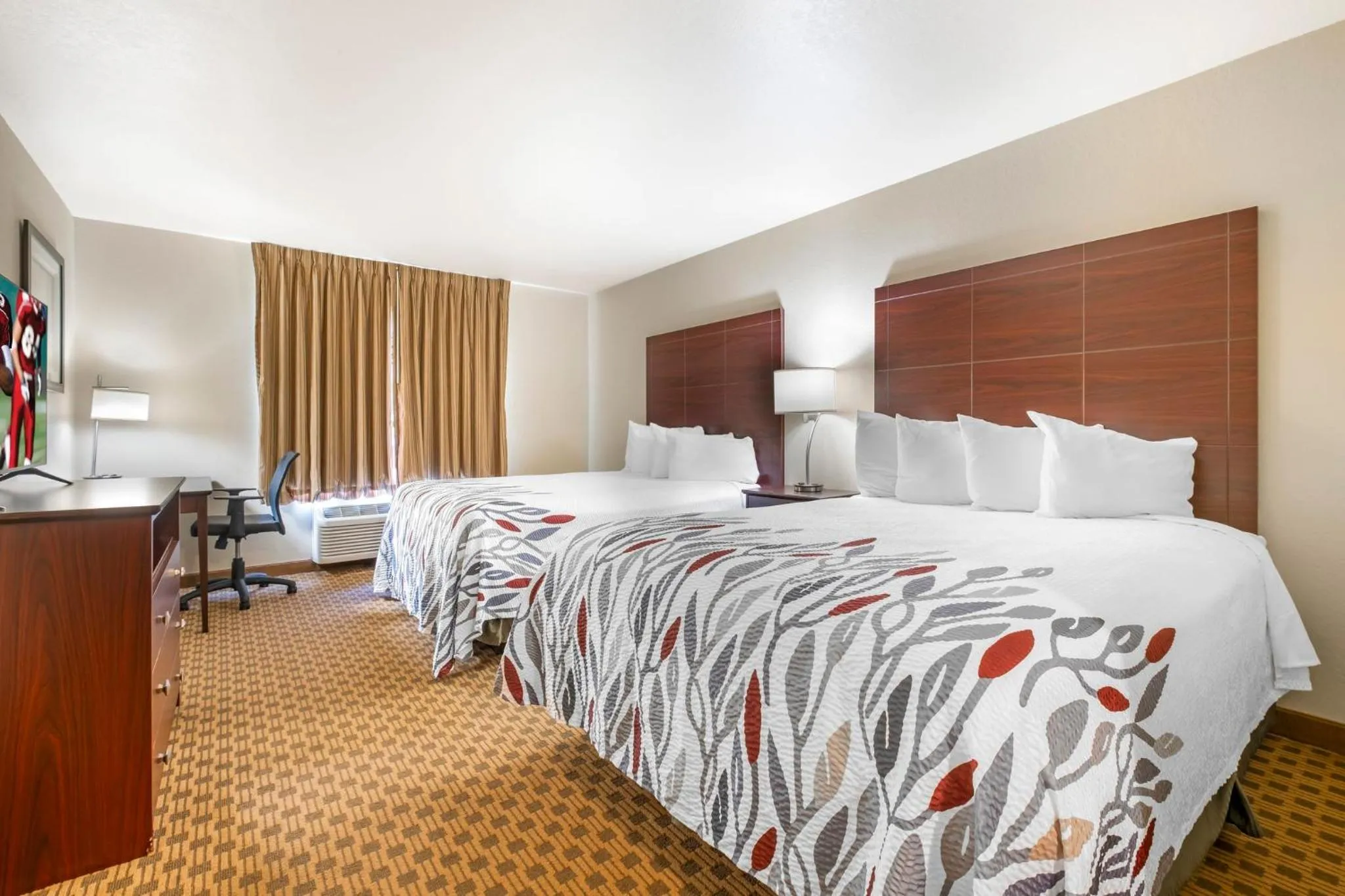 Photo of the whole room, Bed in Red Roof Inn Charlestown