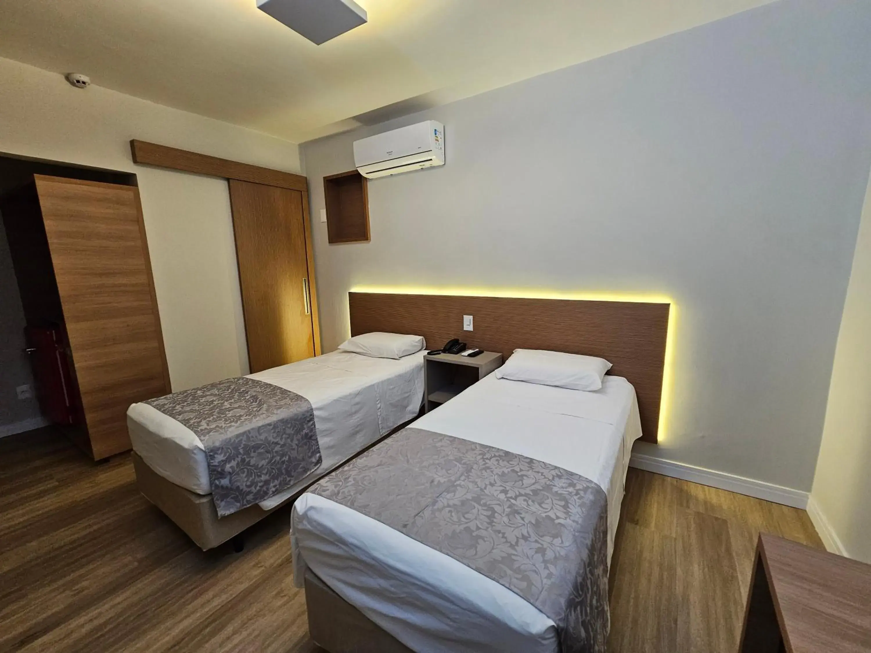 Deluxe Room - single occupancy in Optimum Plaza Hotel Deluxe Room - single occupancy in Optimum Plaza Hotel