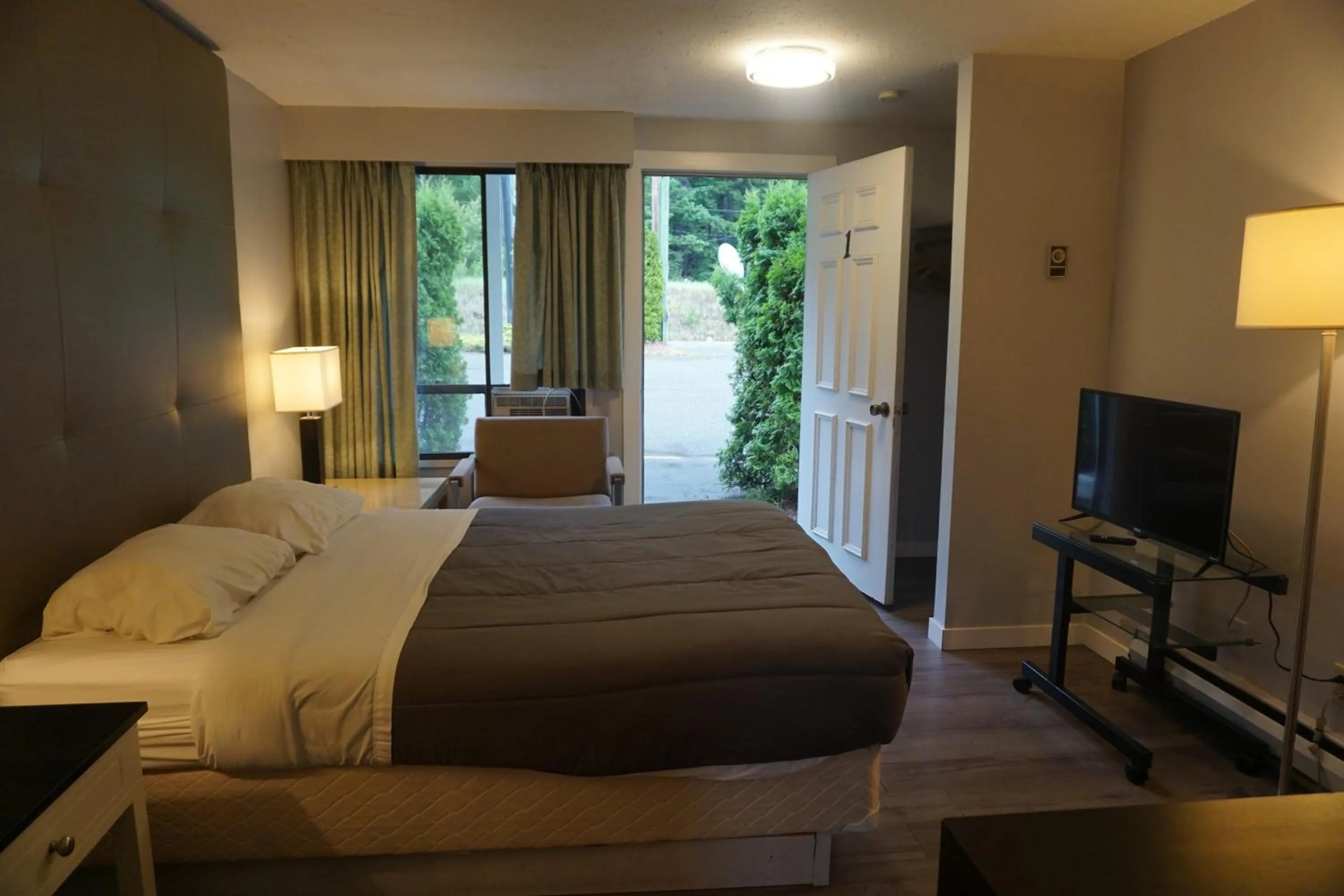 Bedroom, Bed in The Mighty Fraser Motel