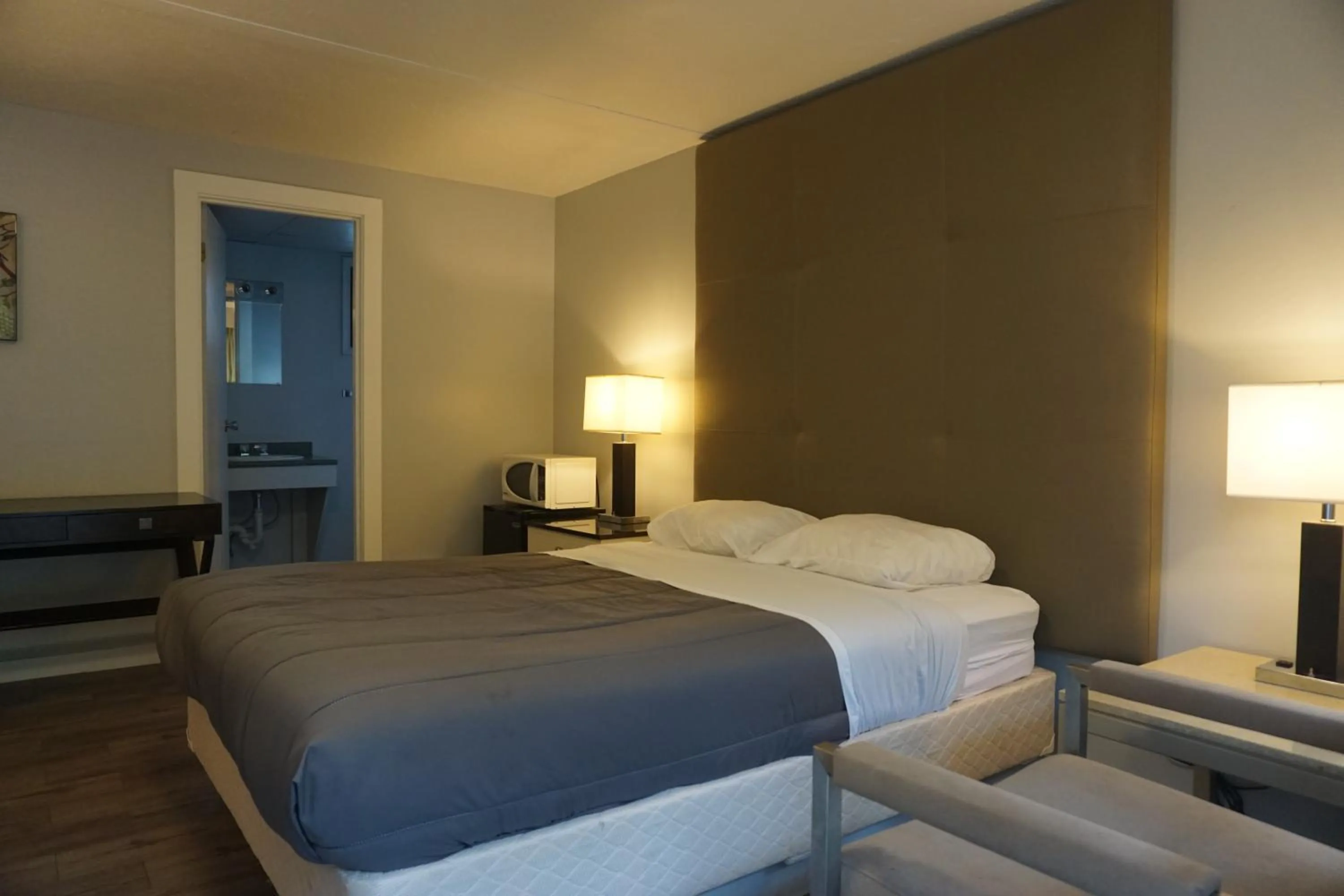 Bedroom, Bed in The Mighty Fraser Motel