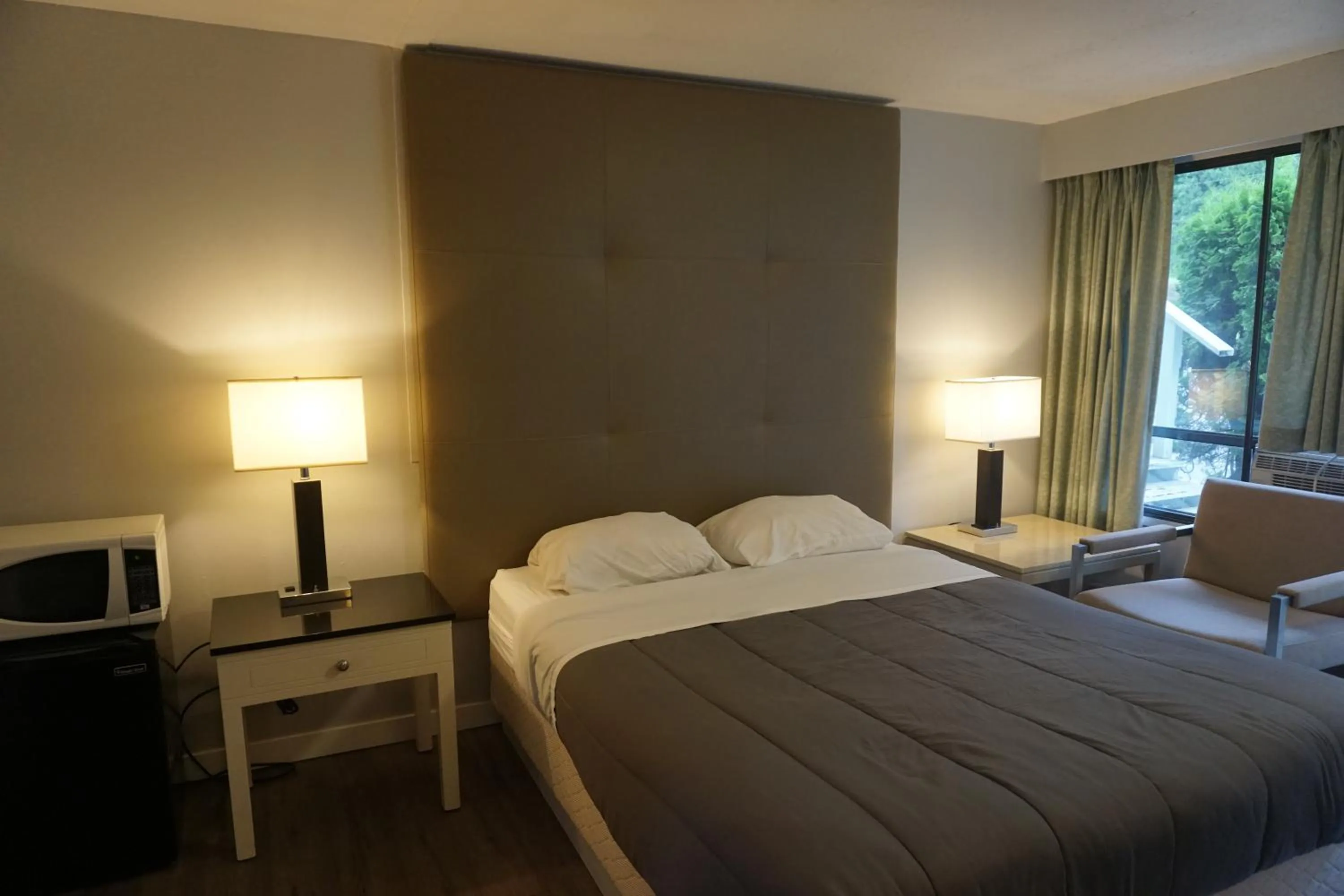 Bedroom, Bed in The Mighty Fraser Motel