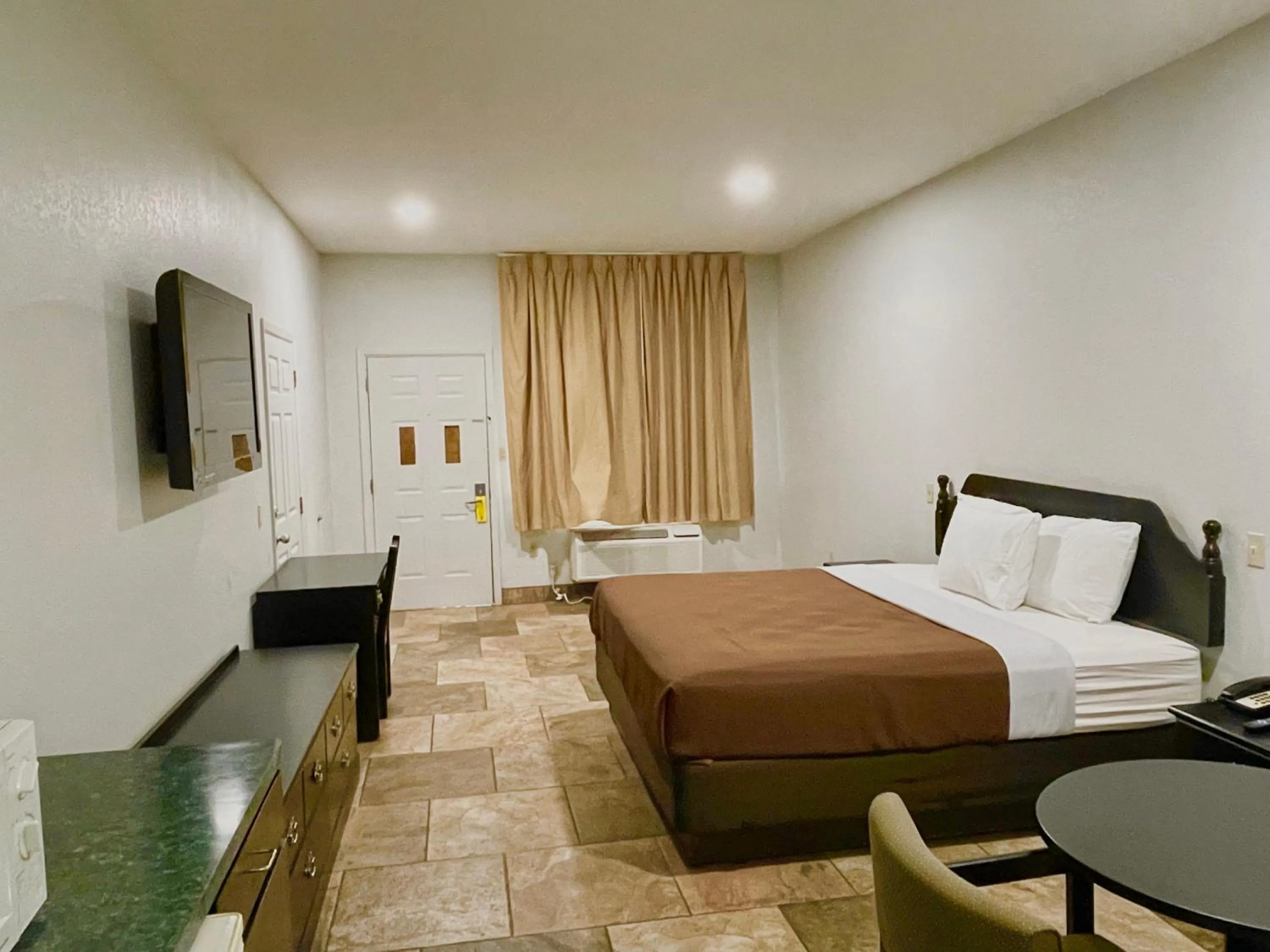 Bed in Texas Inn La Feria