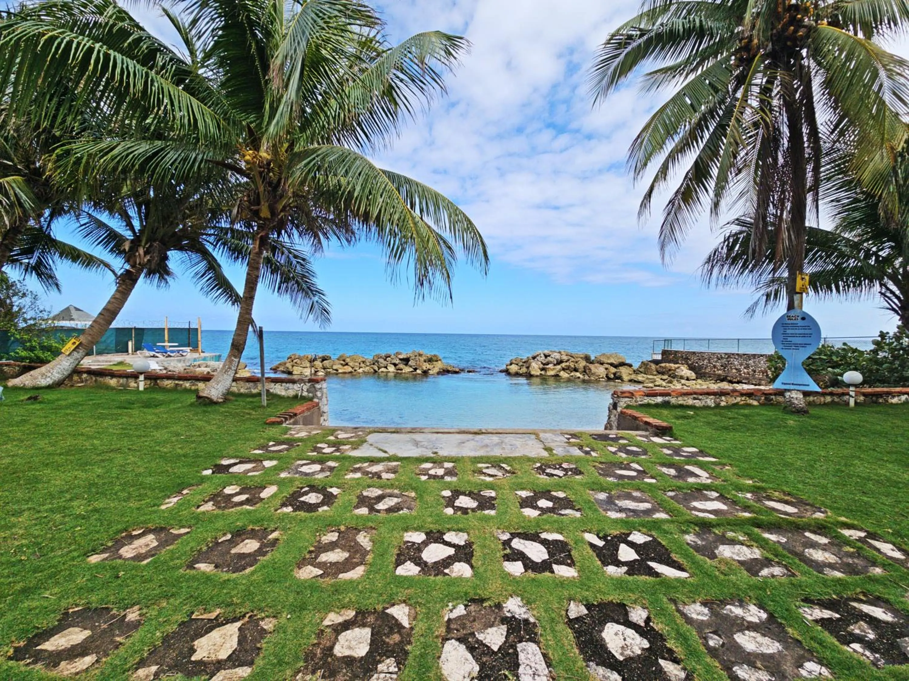 Garden in Chrisanns Paradise Suite by the Ocean - Apt#9