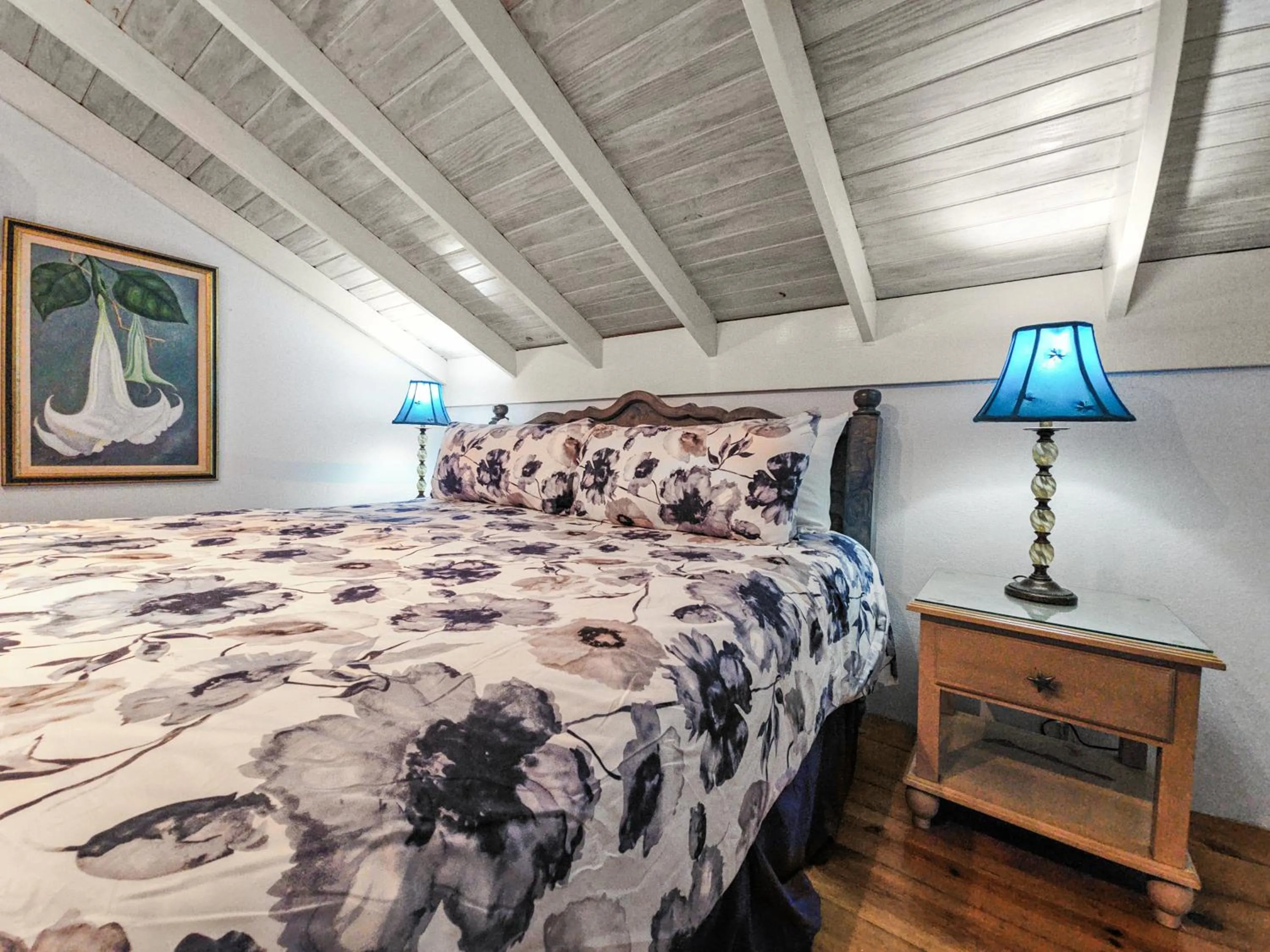 Bed in Chrisanns Paradise Suite by the Ocean - Apt#9