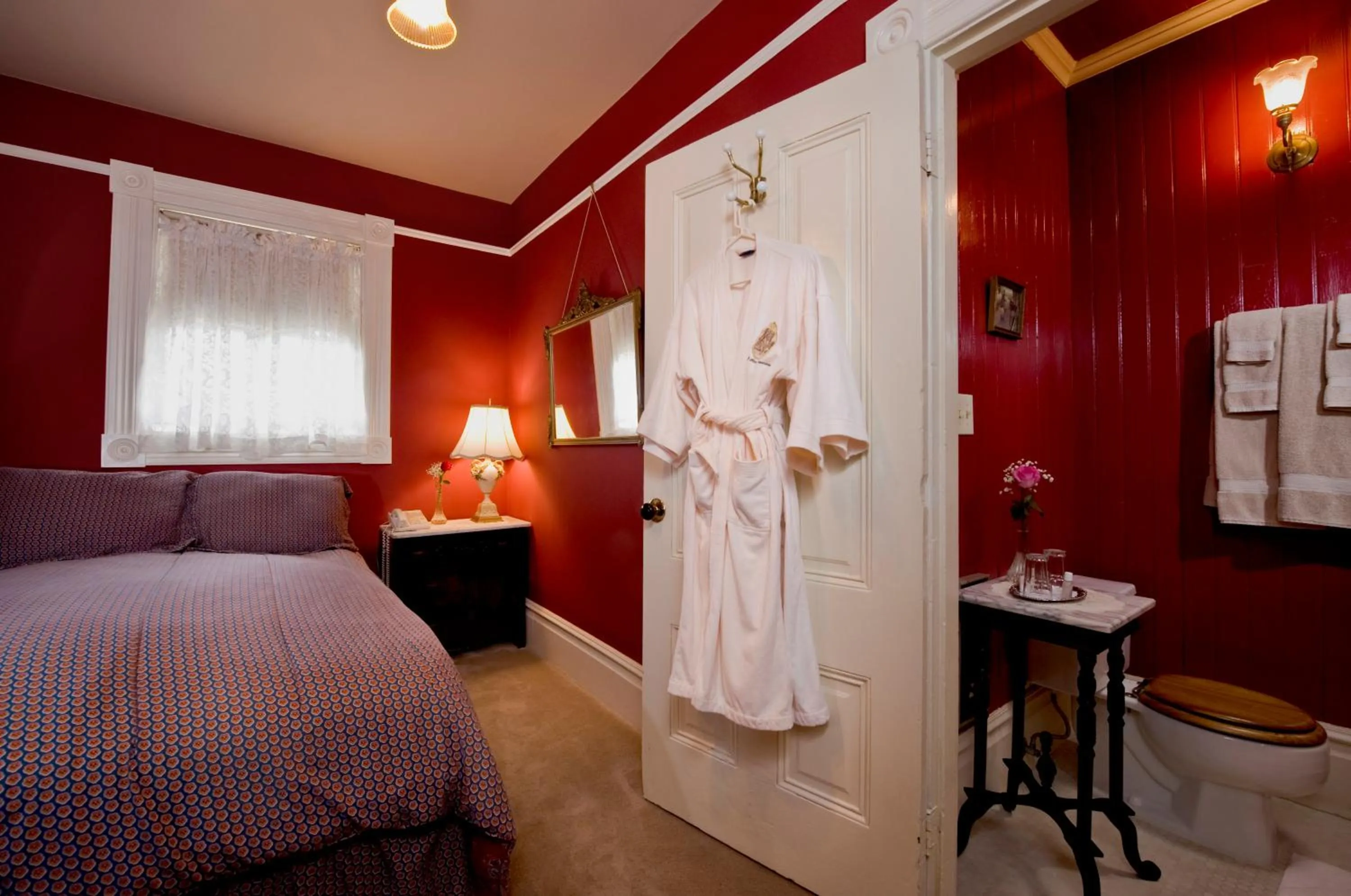 Photo of the whole room, Bed in Inn San Francisco