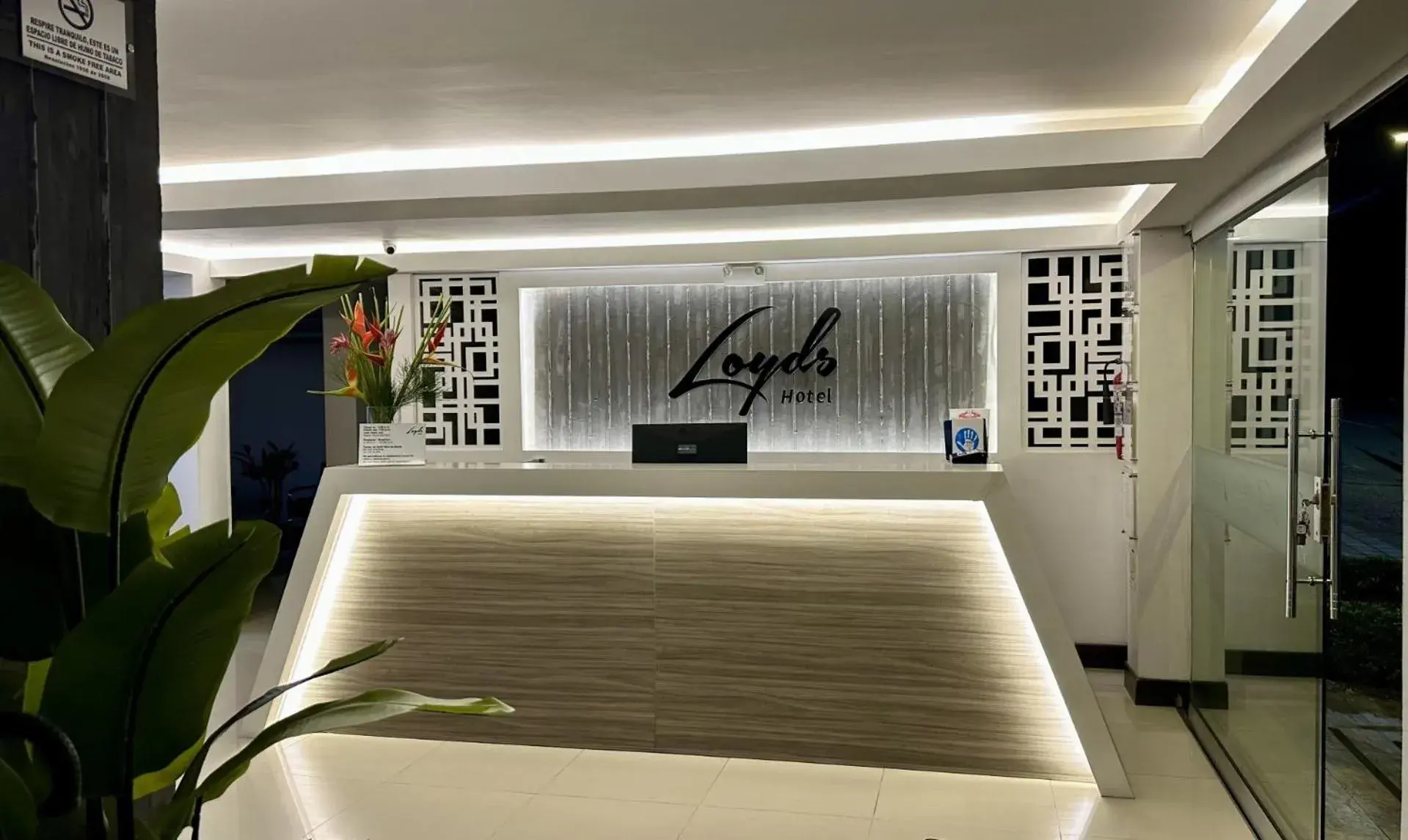 Lobby or reception in Hotel Loyds Lobby or reception in Hotel Loyds