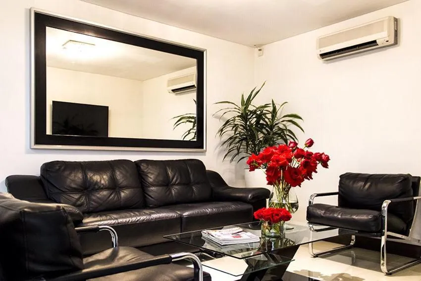 Communal lounge/ TV room in Hotel Loyds