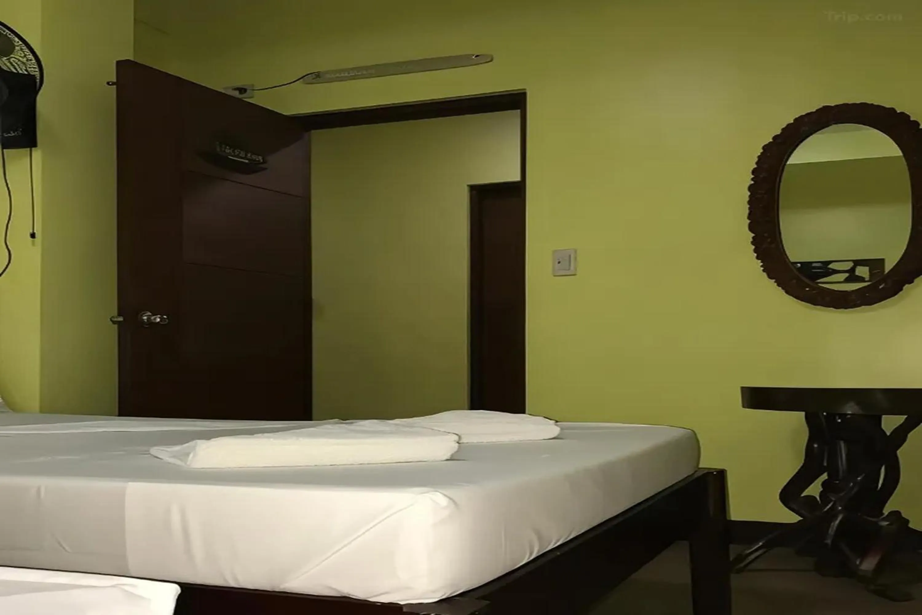 Bedroom, Bed in Luis Bay Travellers Lodge Coron