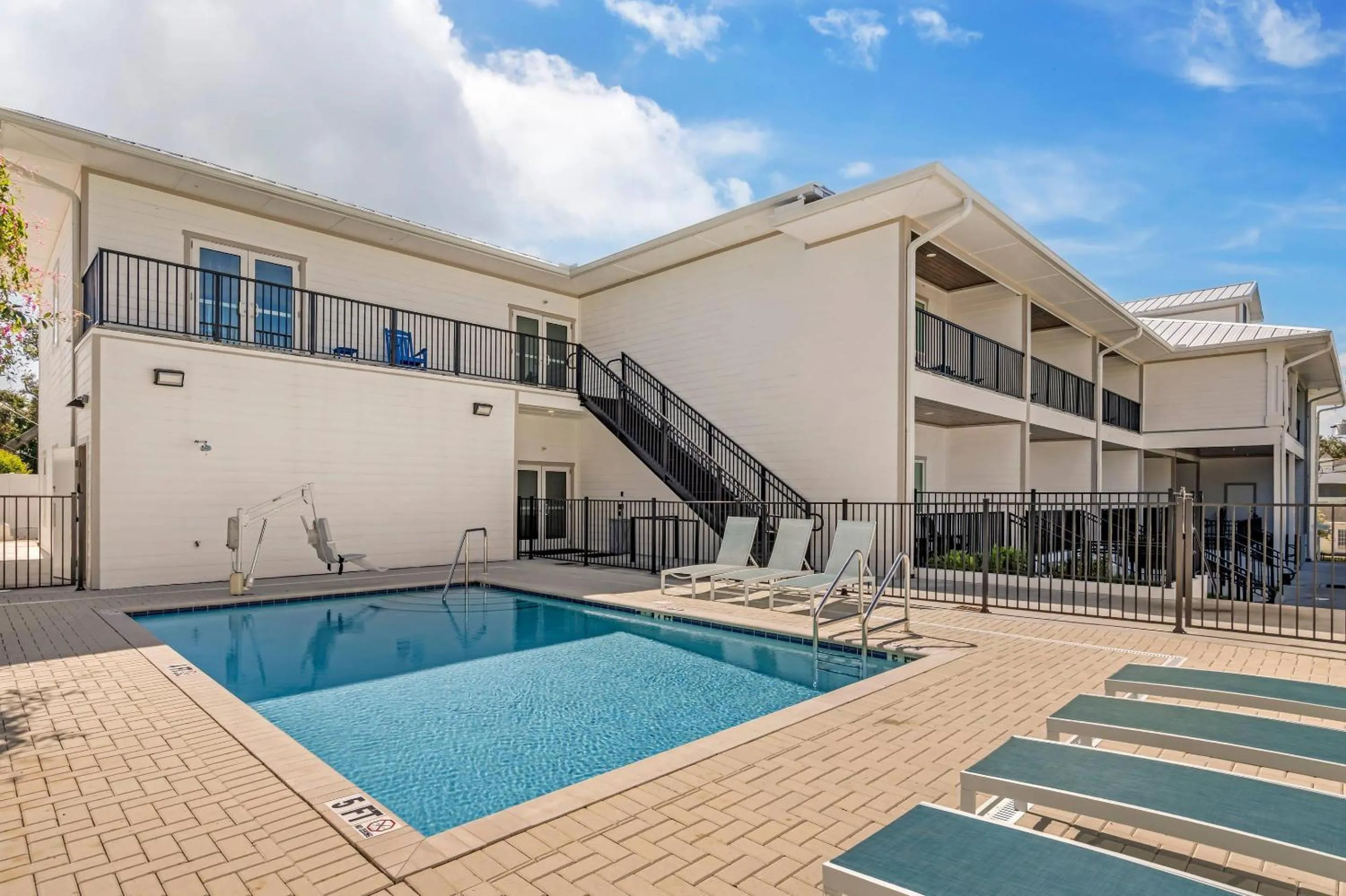 Swimming pool in Grant Street Inn, an Ascend Collection Hotel