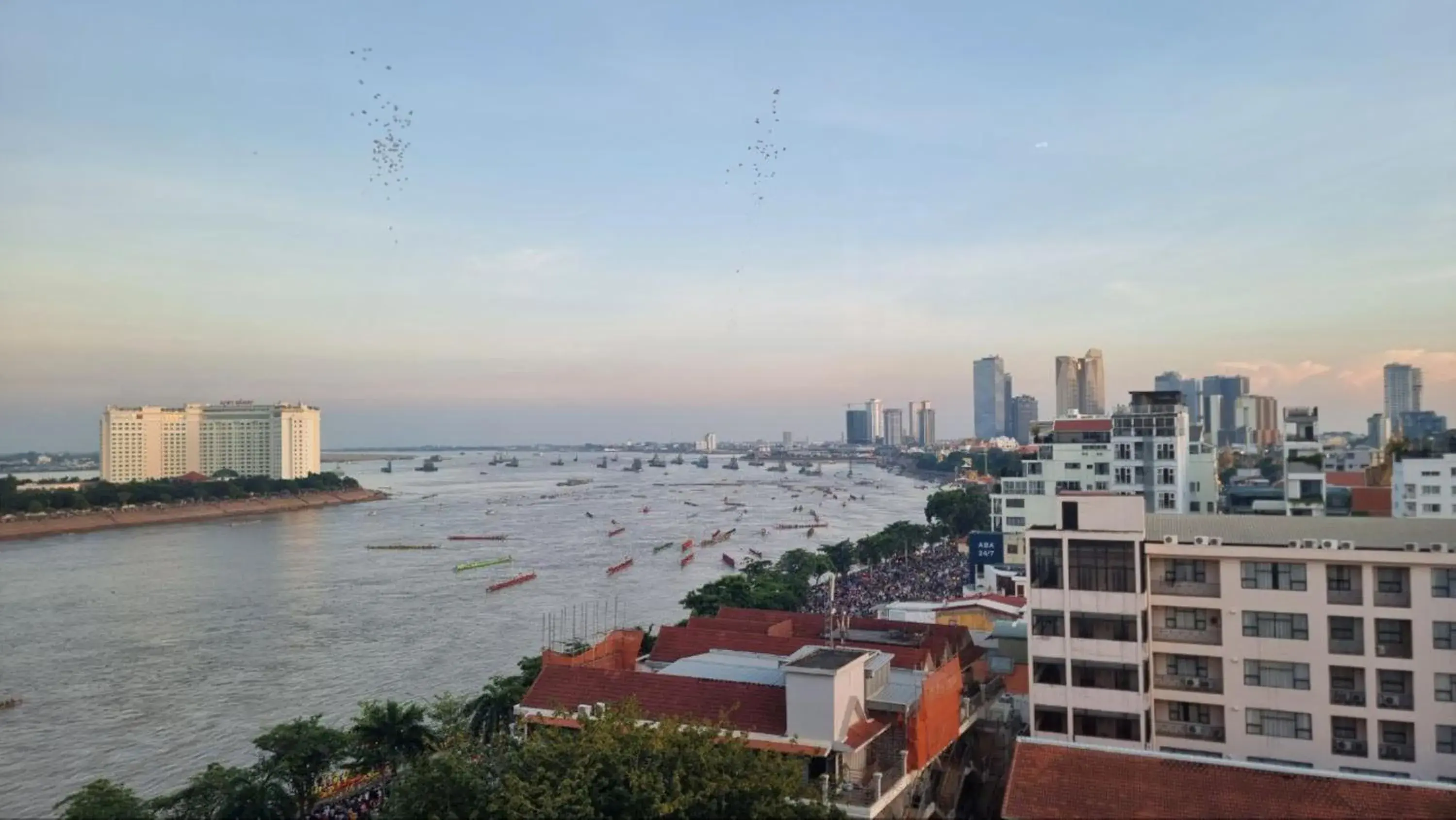 Property building in Phuminh Hotel Riverside Property building in Phuminh Hotel Riverside