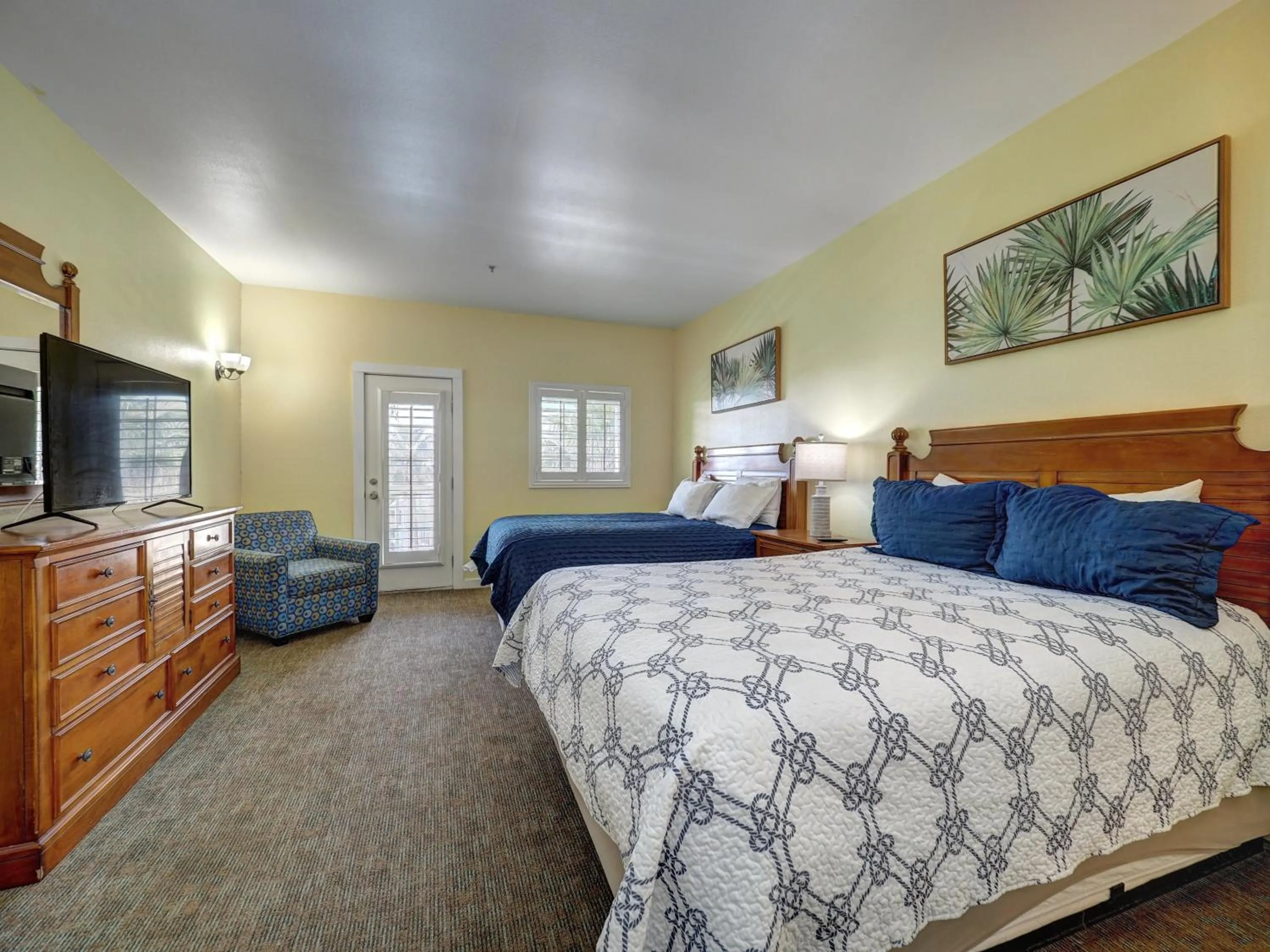 Bed in Seashell Village Resort near the beach with kitchens