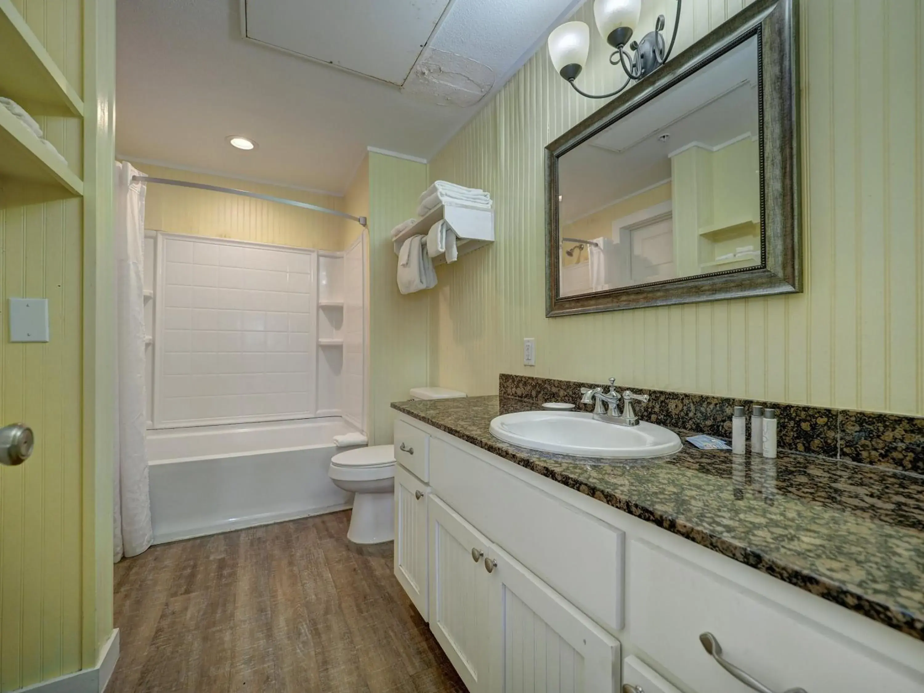 King Suite in Seashell Village Resort near the beach with kitchens King Suite in Seashell Village Resort near the beach with kitchens