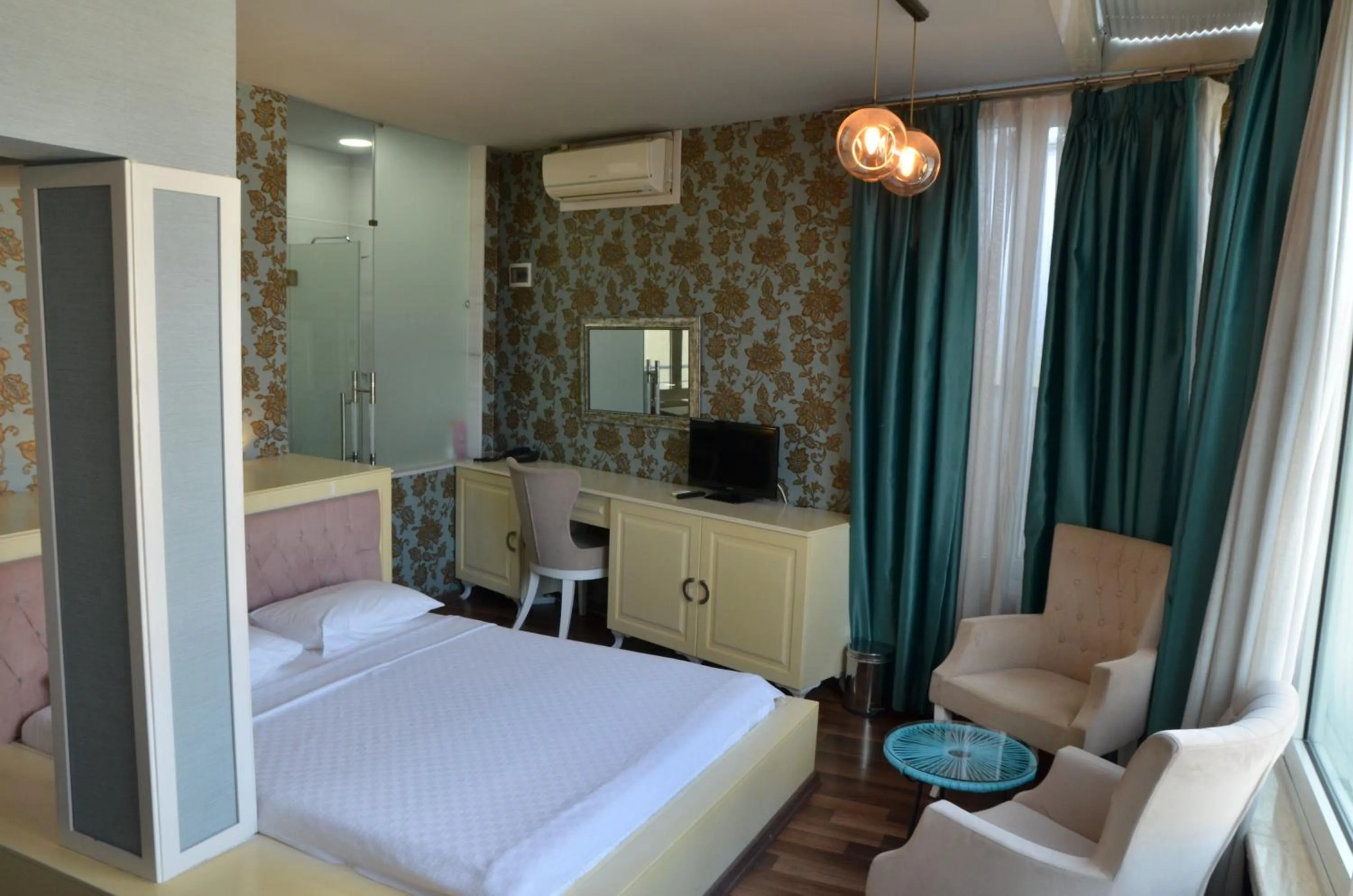 Bedroom, Bed in Miller Hotel