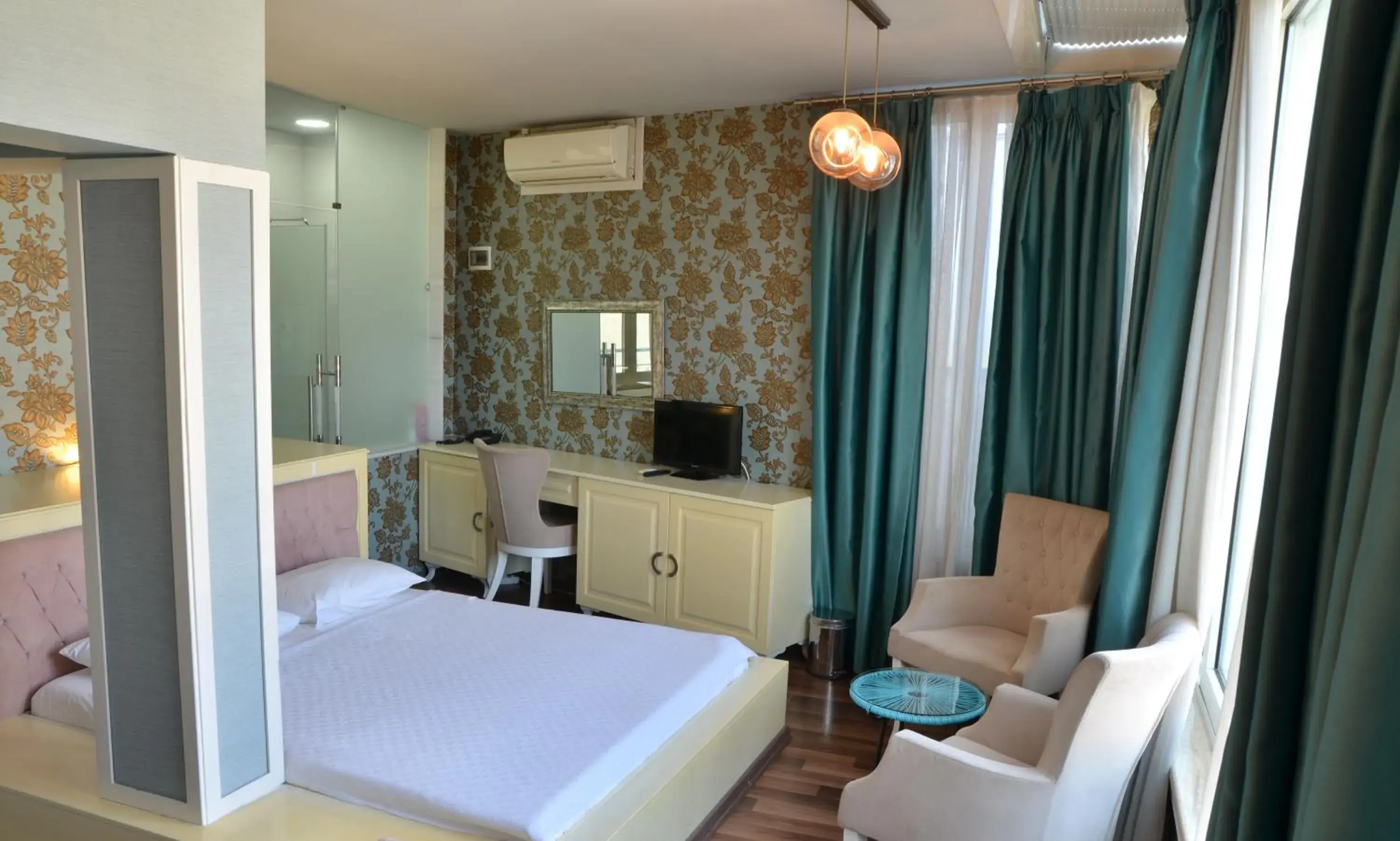 Seating area, Bed in Miller Hotel Seating area, Bed in Miller Hotel