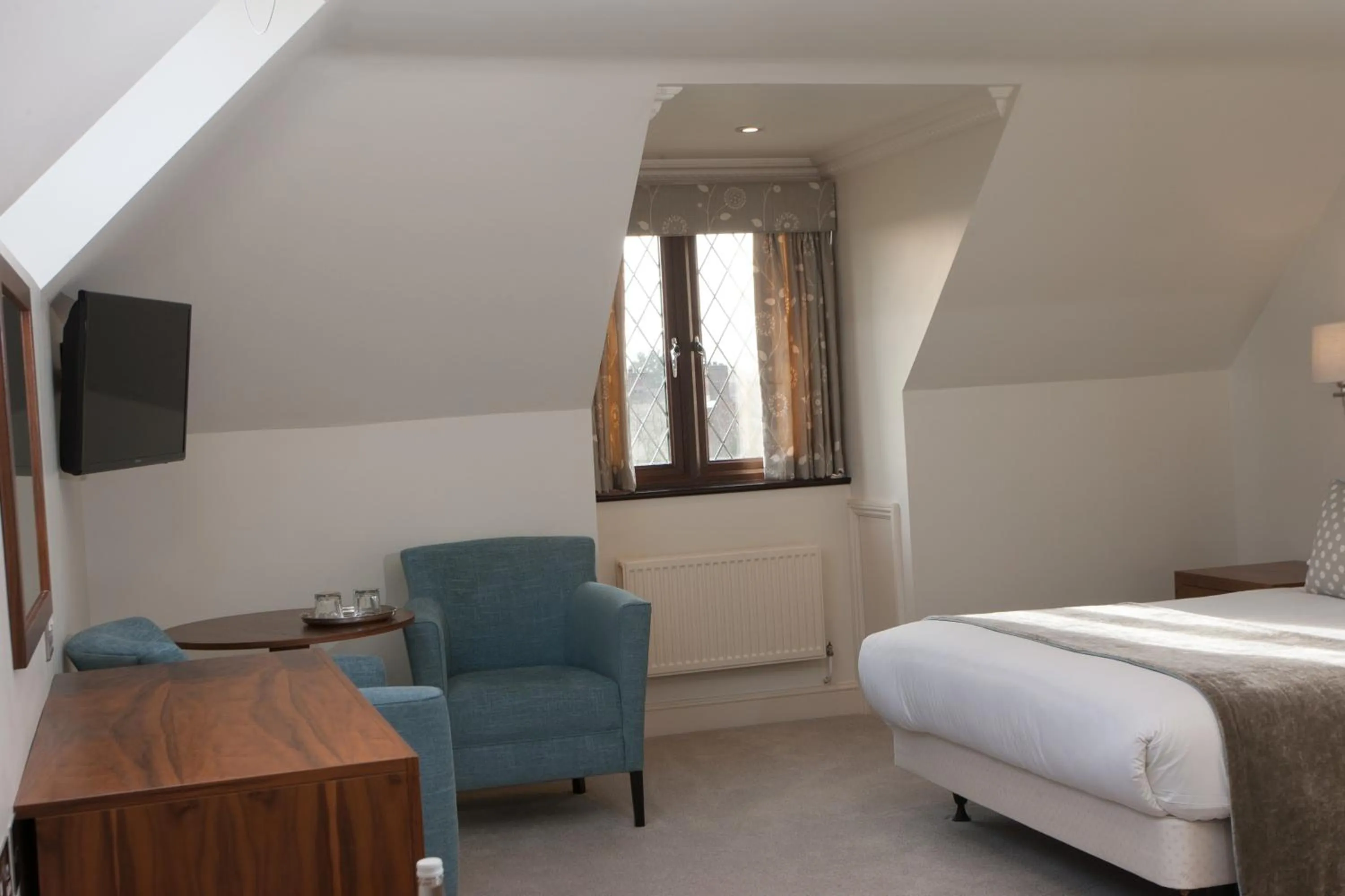 Photo of the whole room, Bed in Stirrups Hotel