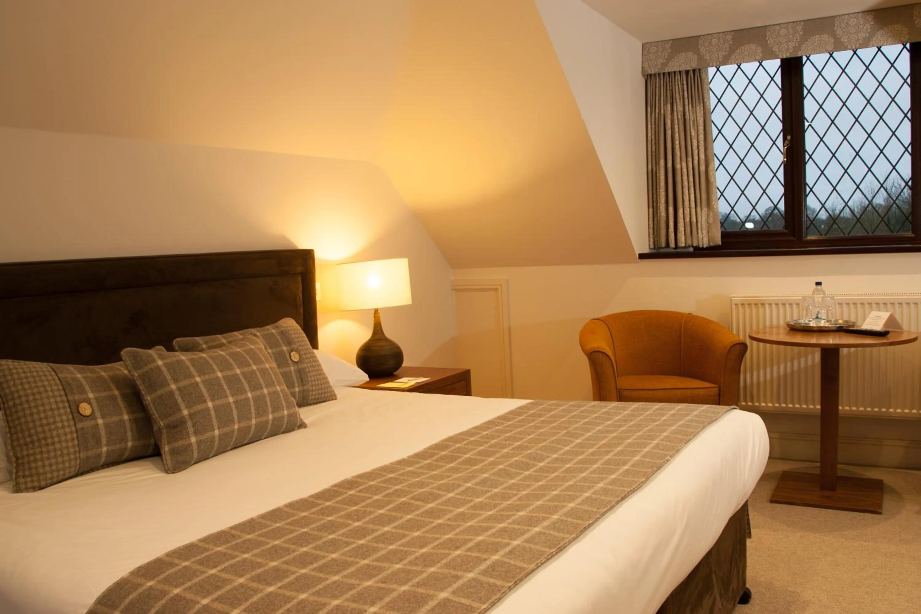 Photo of the whole room, Bed in Stirrups Hotel