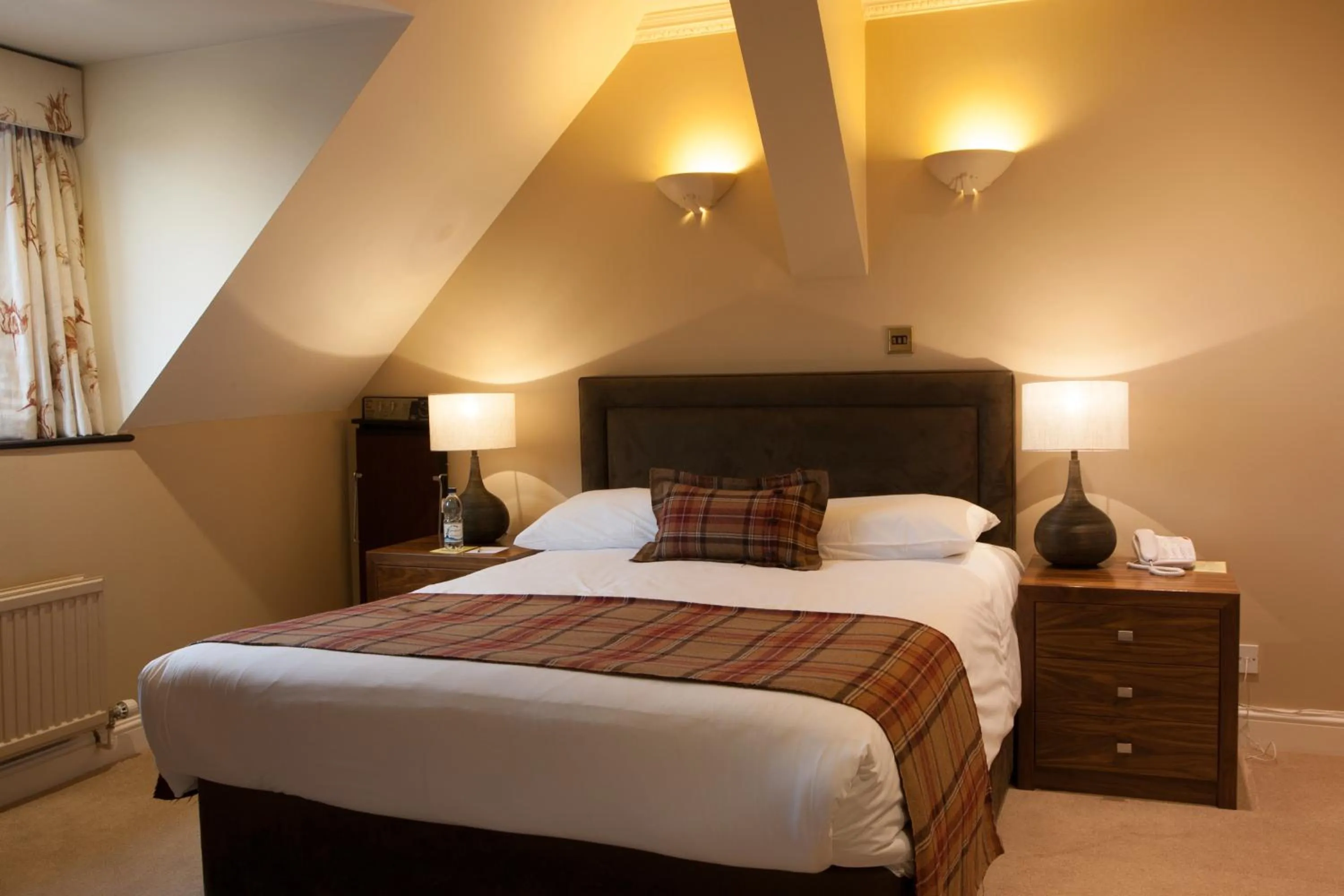 Photo of the whole room, Bed in Stirrups Hotel