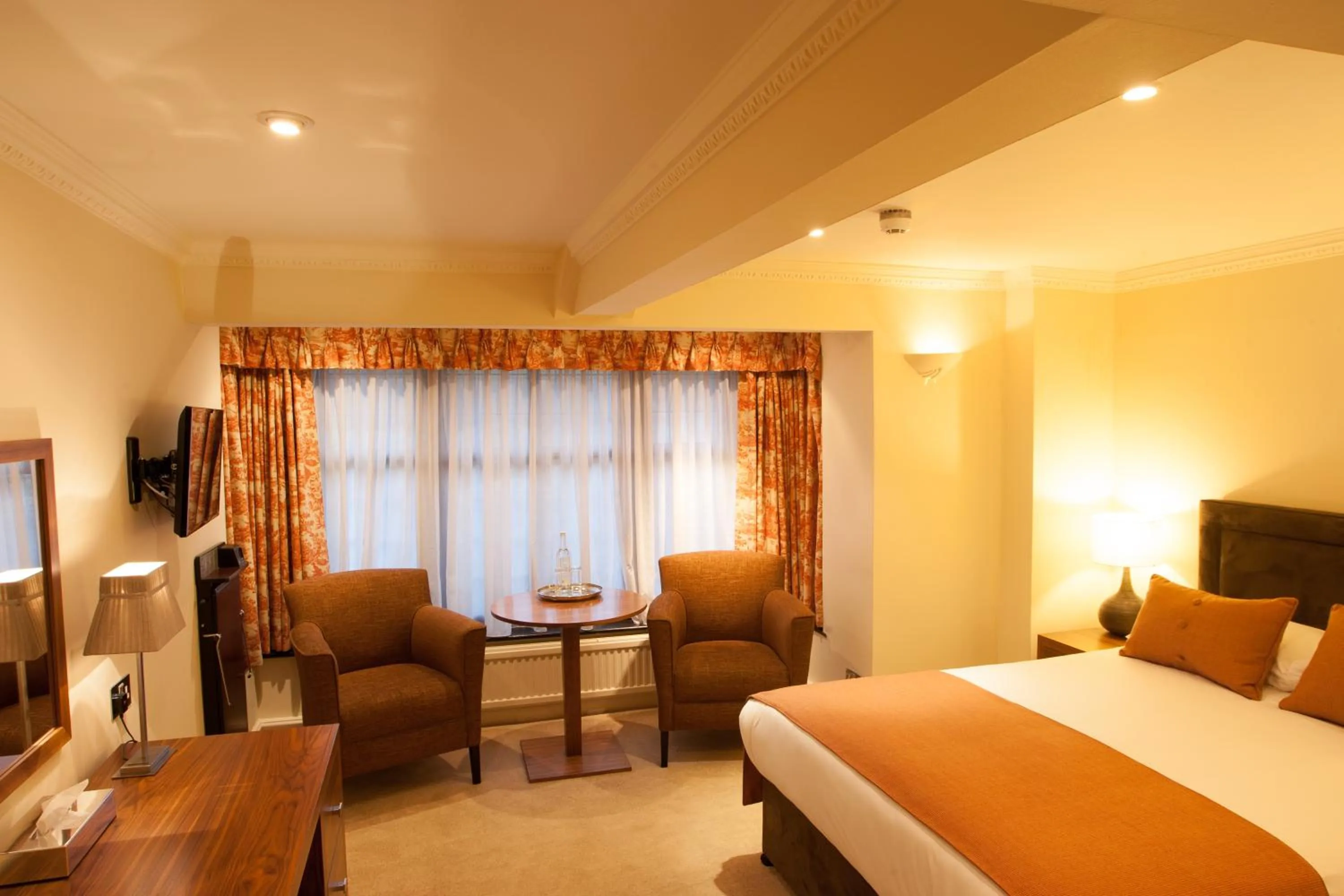 Photo of the whole room, Bed in Stirrups Hotel