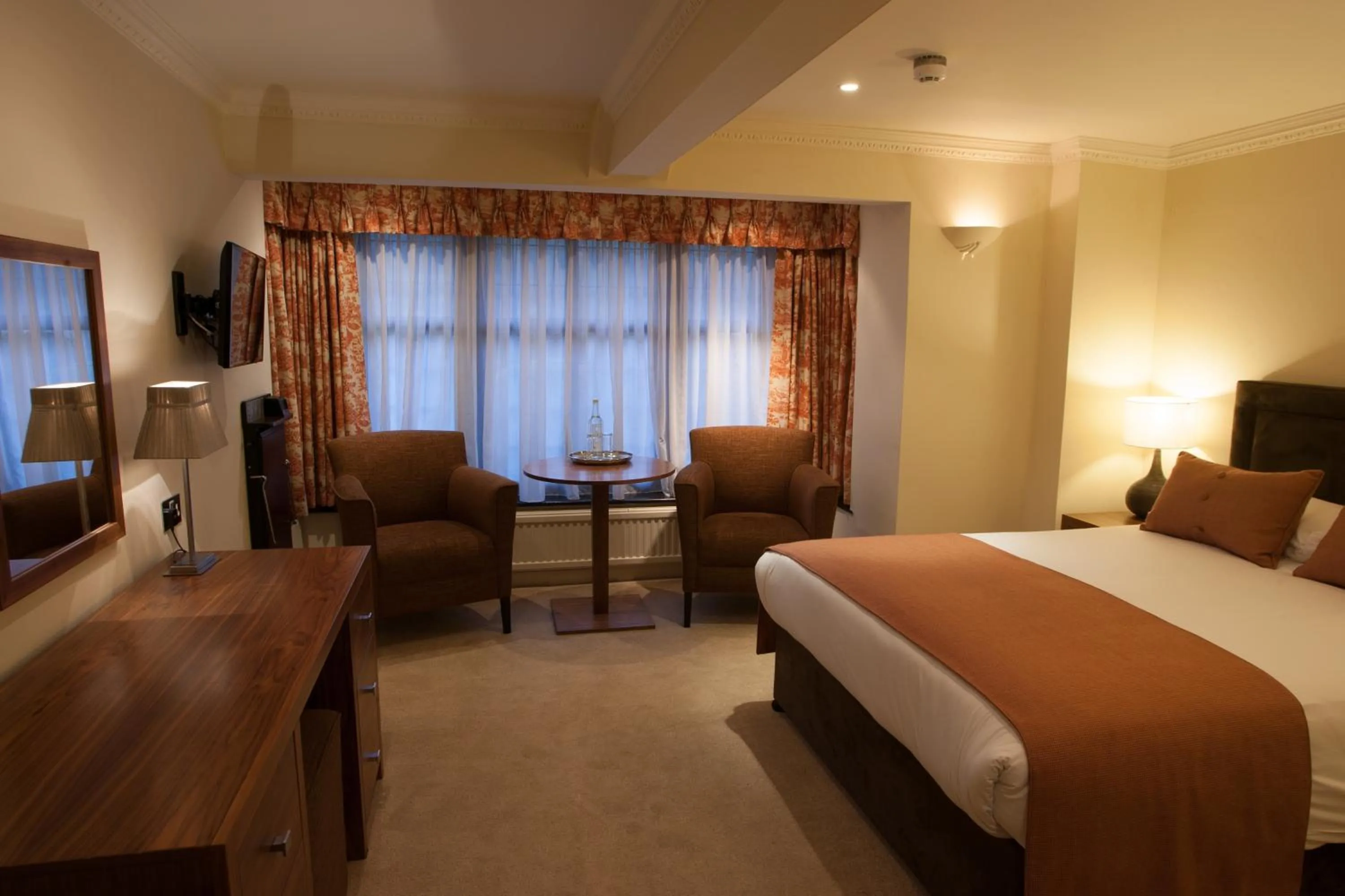 Photo of the whole room, Bed in Stirrups Hotel