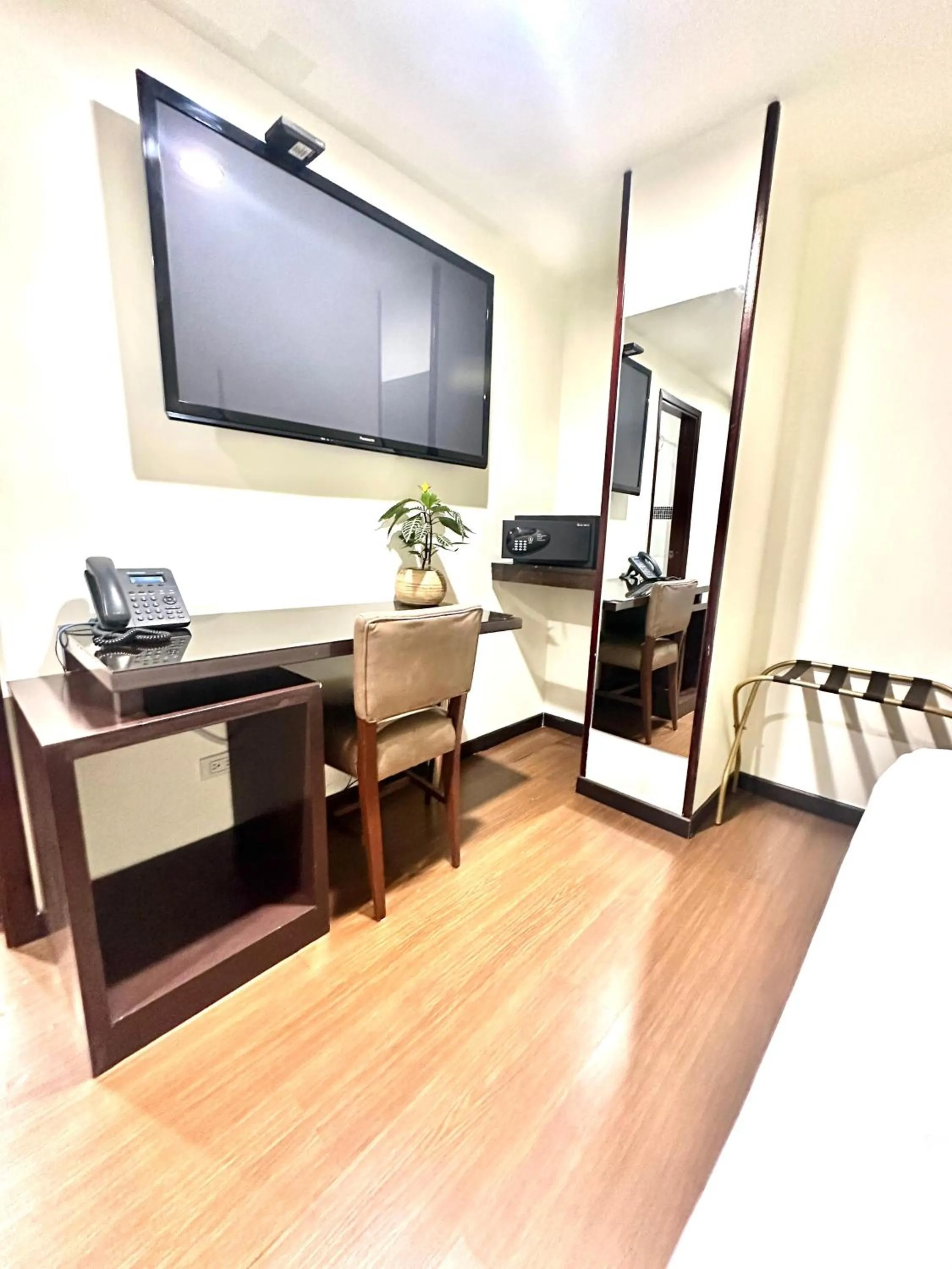 TV and multimedia, Bed in HOTEL SHERIDAN BOGOTA