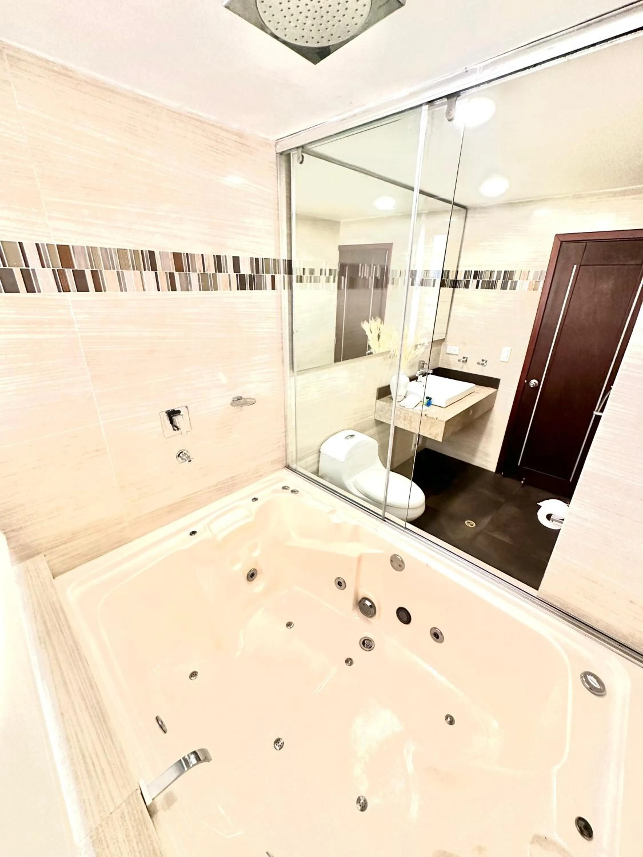 Shower in HOTEL SHERIDAN BOGOTA