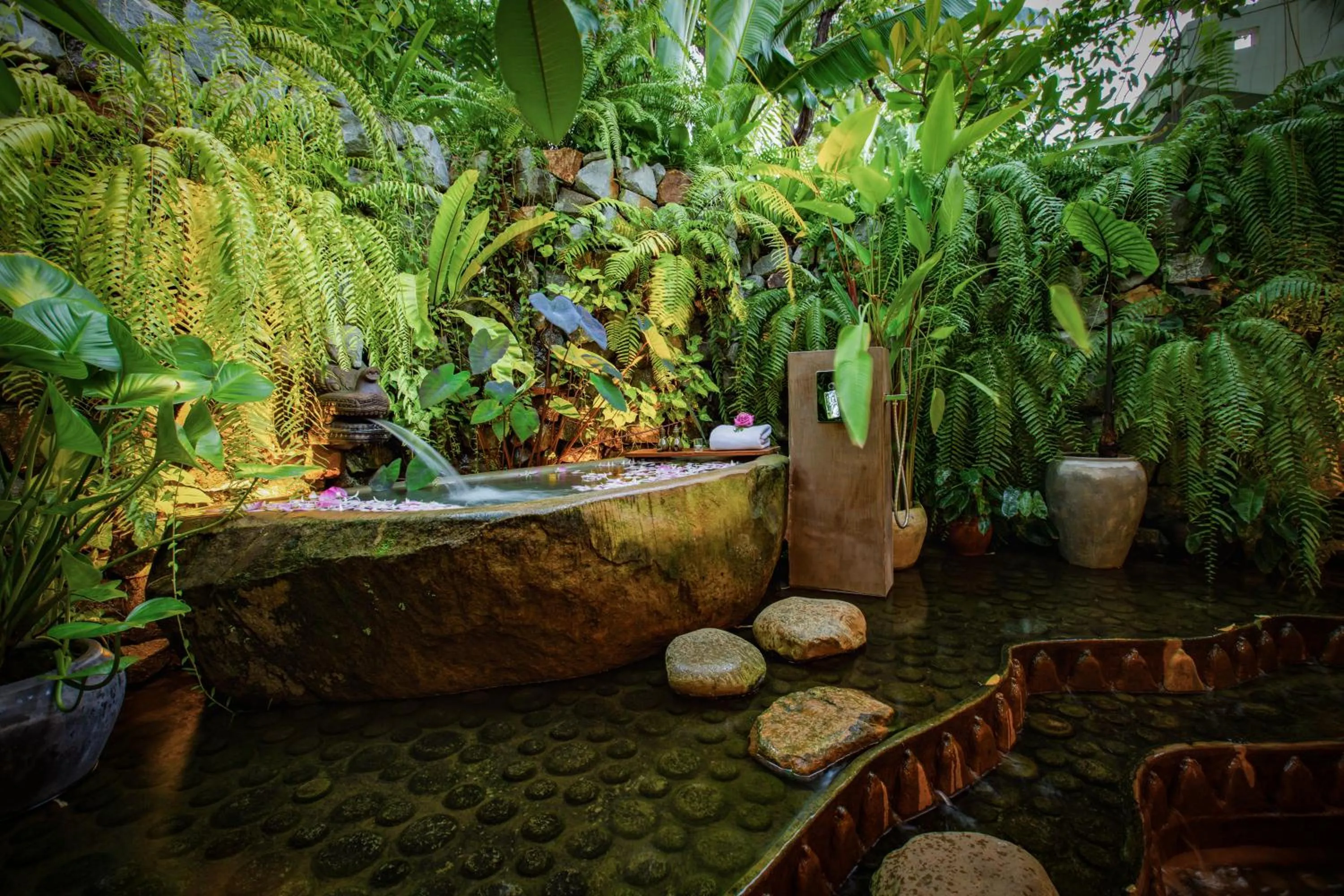 Open Air Bath in Lynnaya Urban River Resort