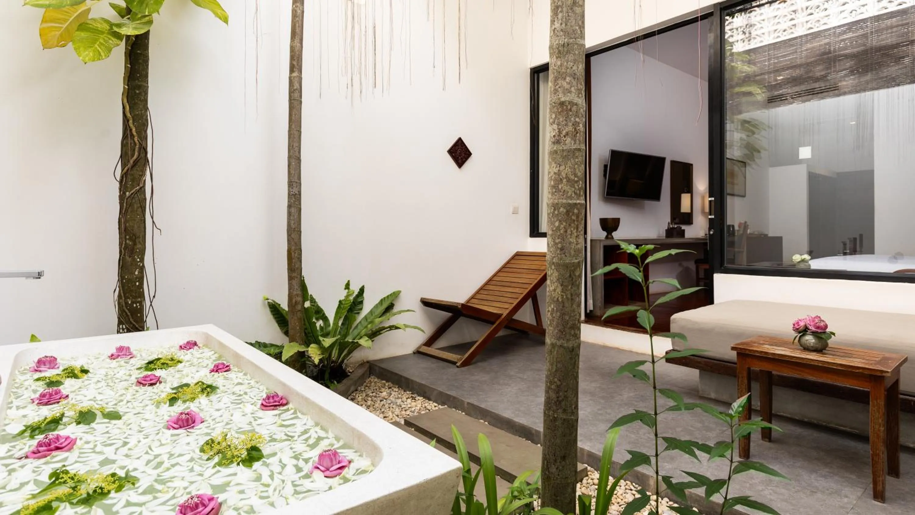 Shower, Bed in Lynnaya Urban River Resort