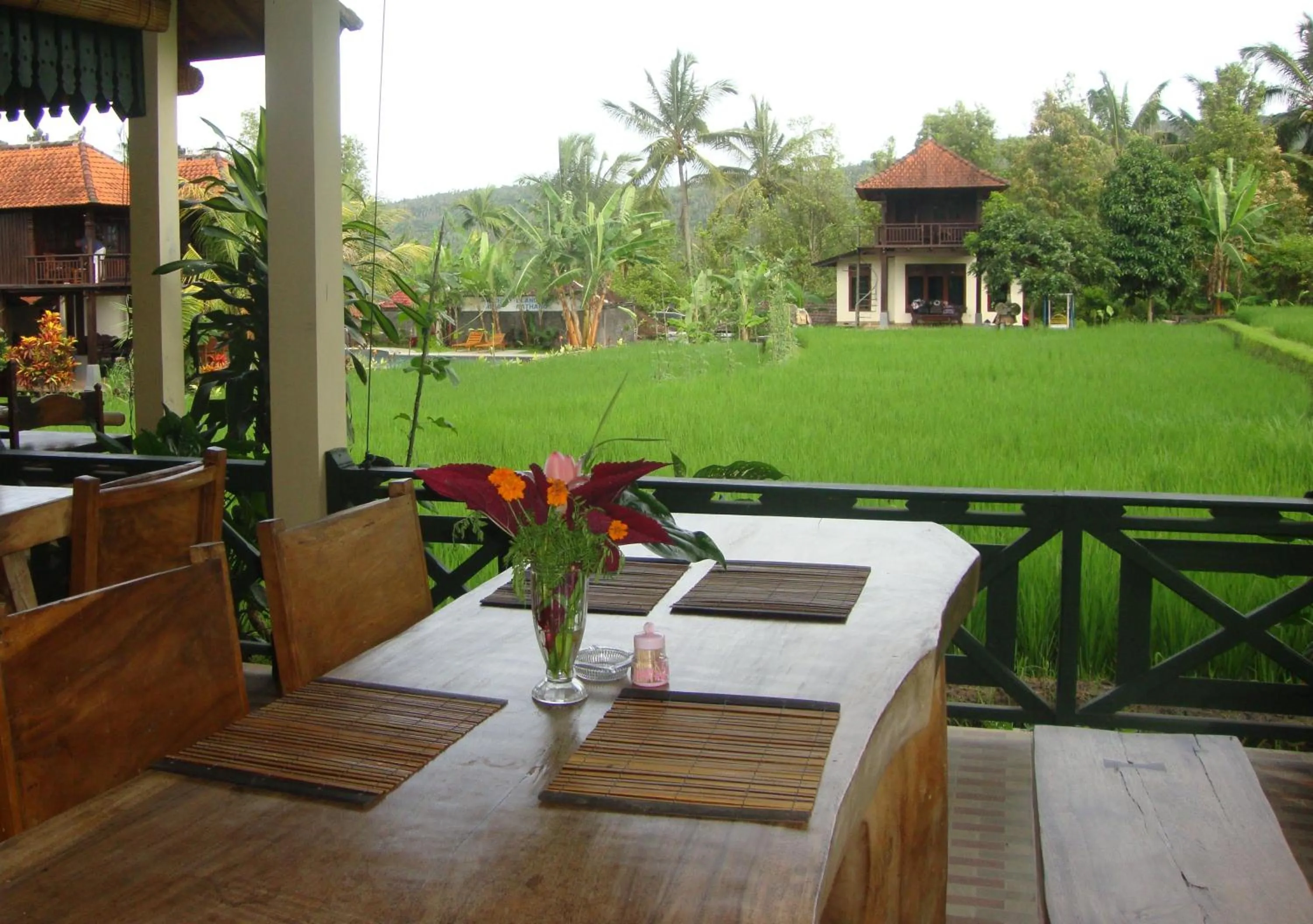 Restaurant/places to eat in Atres Villa