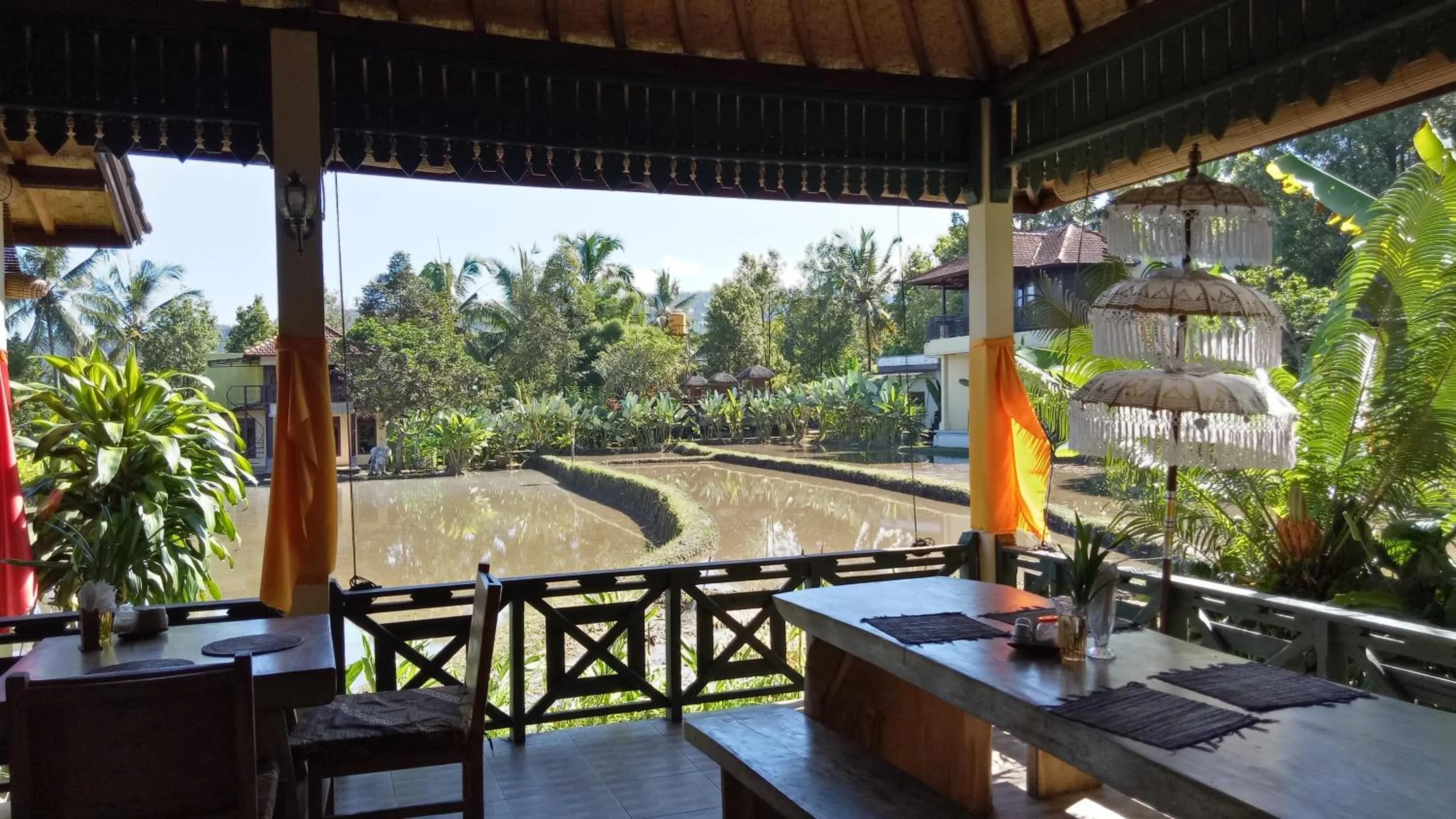 Restaurant/places to eat in Atres Villa