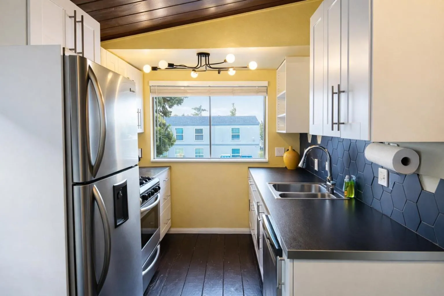 Sunset Haven: Lakeside Charm in Ocean Beach