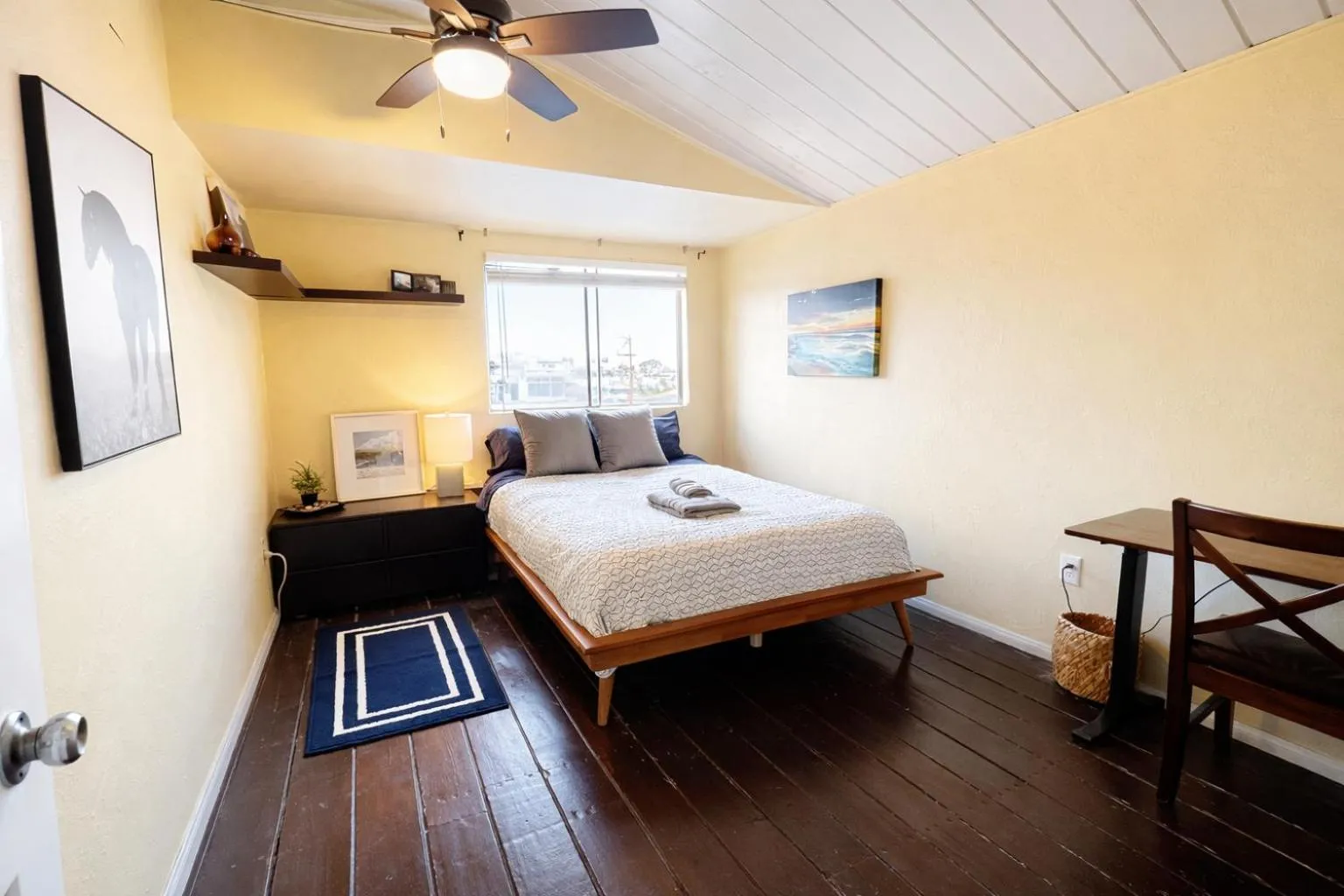 Sunset Haven: Lakeside Charm in Ocean Beach