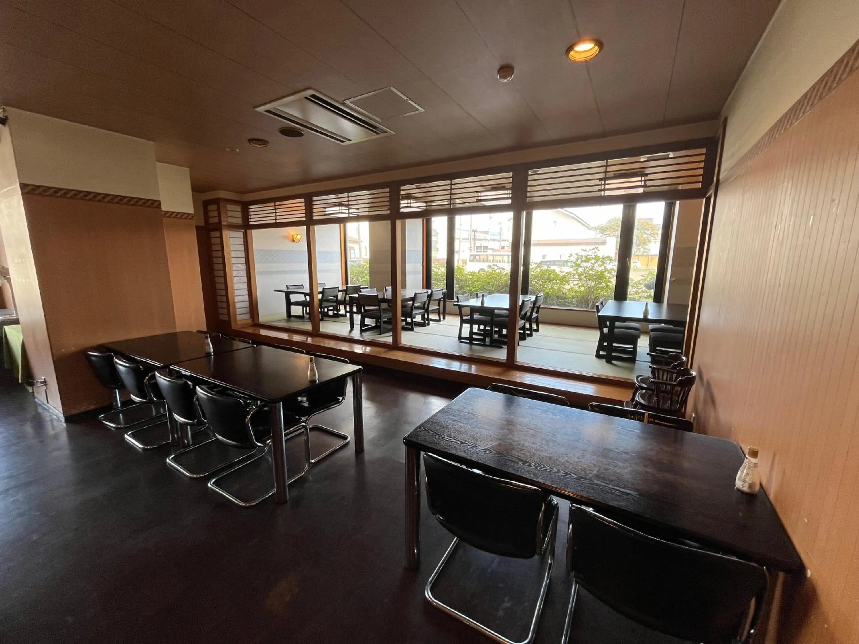 Restaurant/places to eat in Hotel Marsh Land