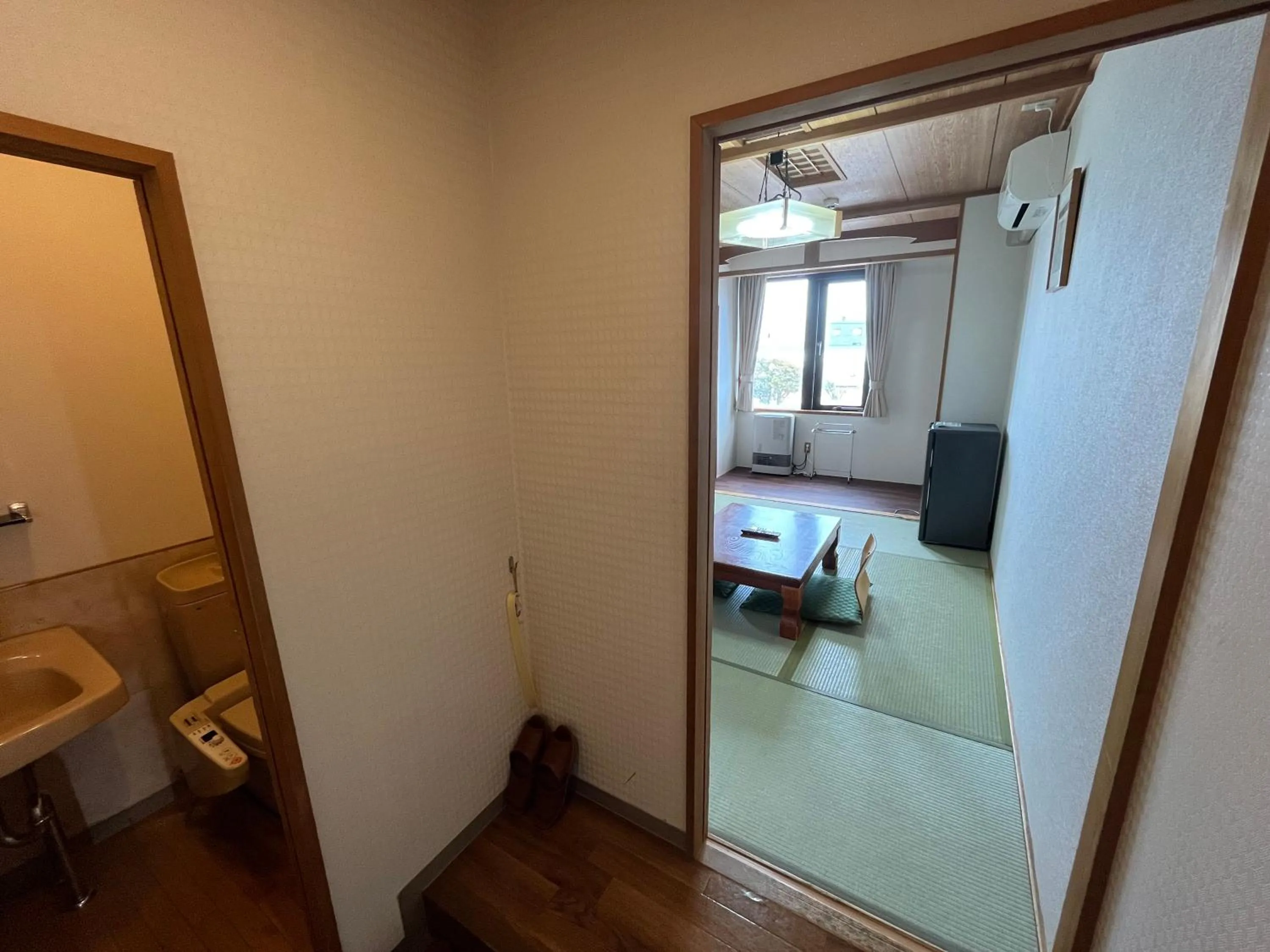 Bathroom, Bed in Hotel Marsh Land