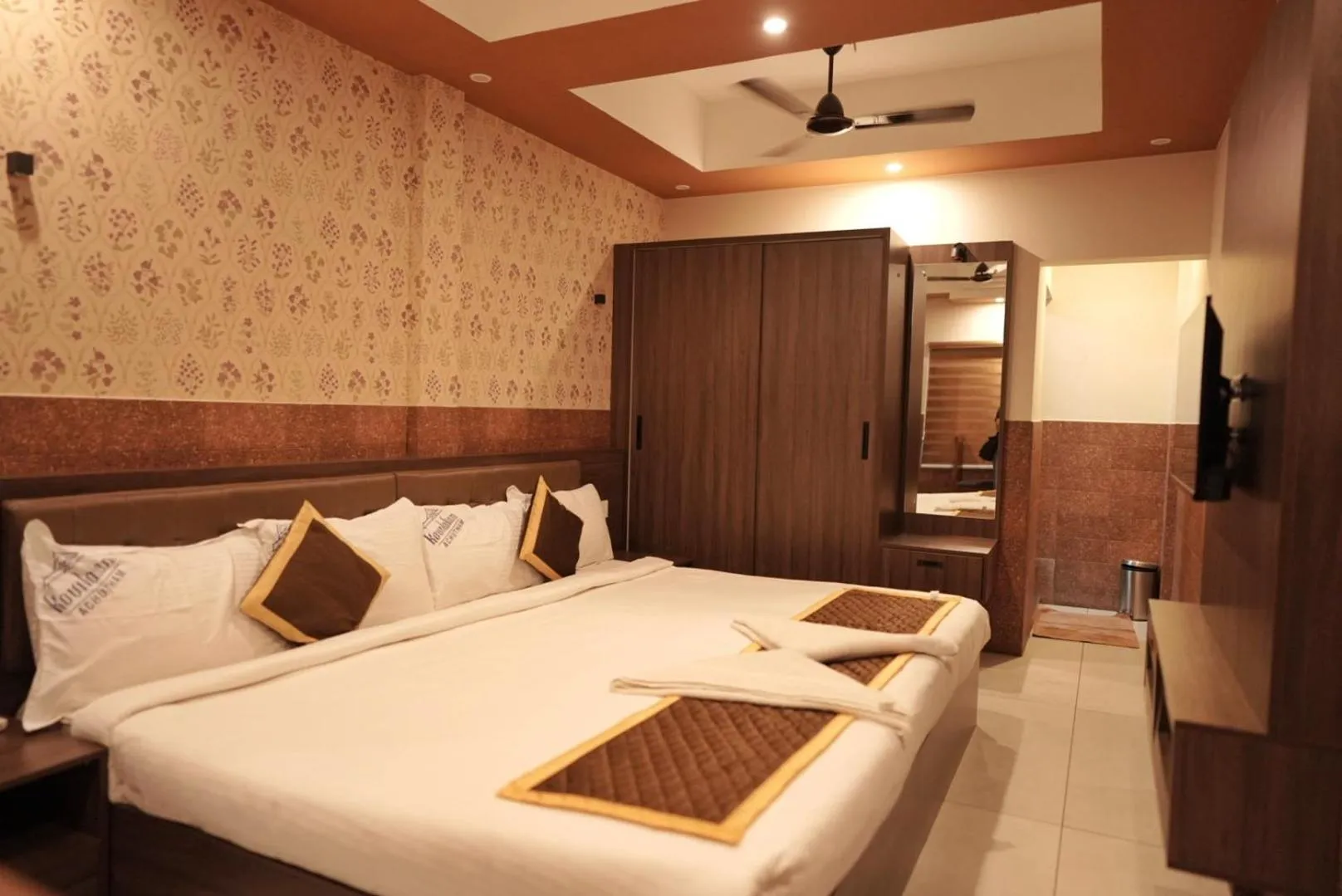 Bedroom, Bed in Kovilakam Achutham
