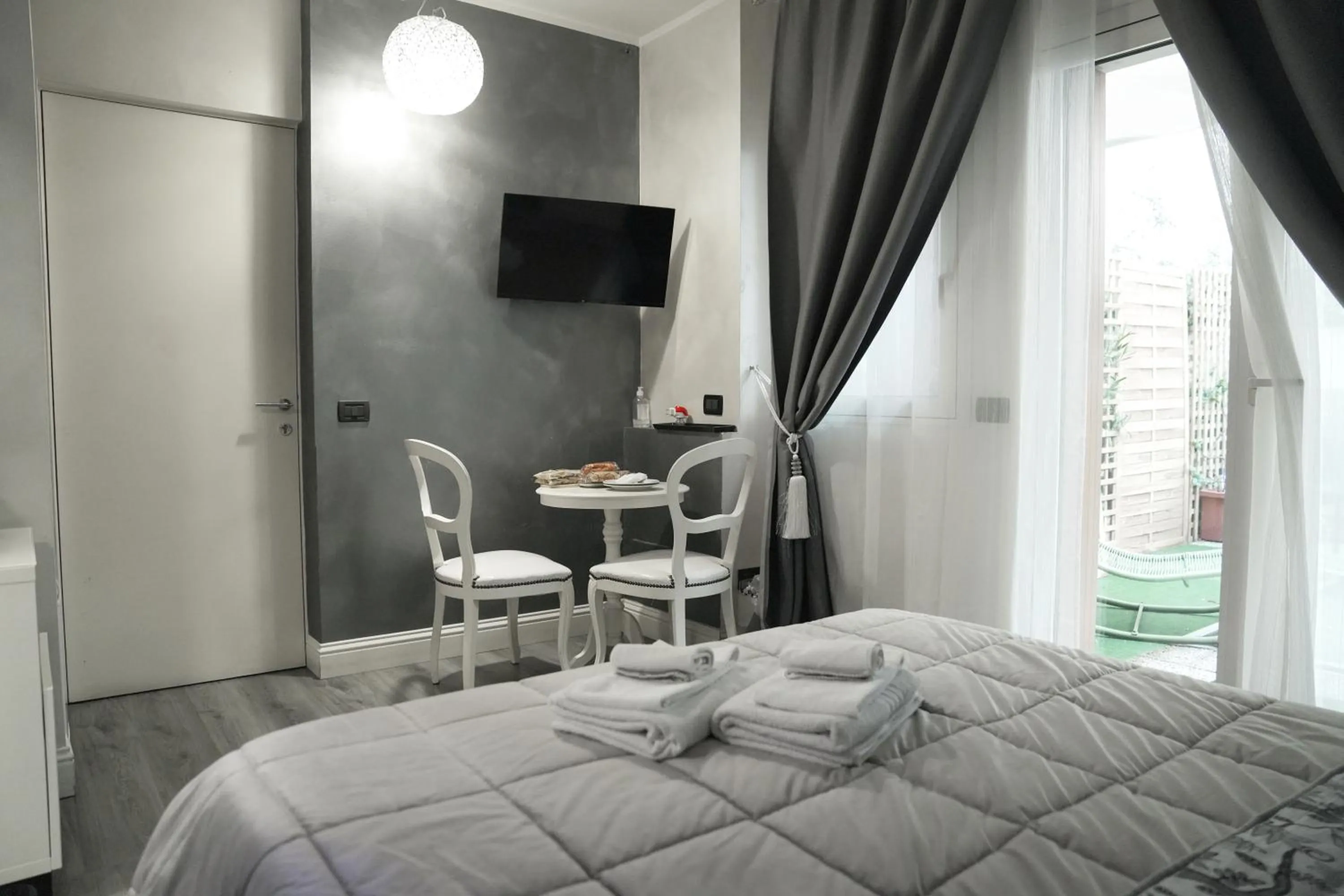 Photo of the whole room, Bed in La Residenza Isabella