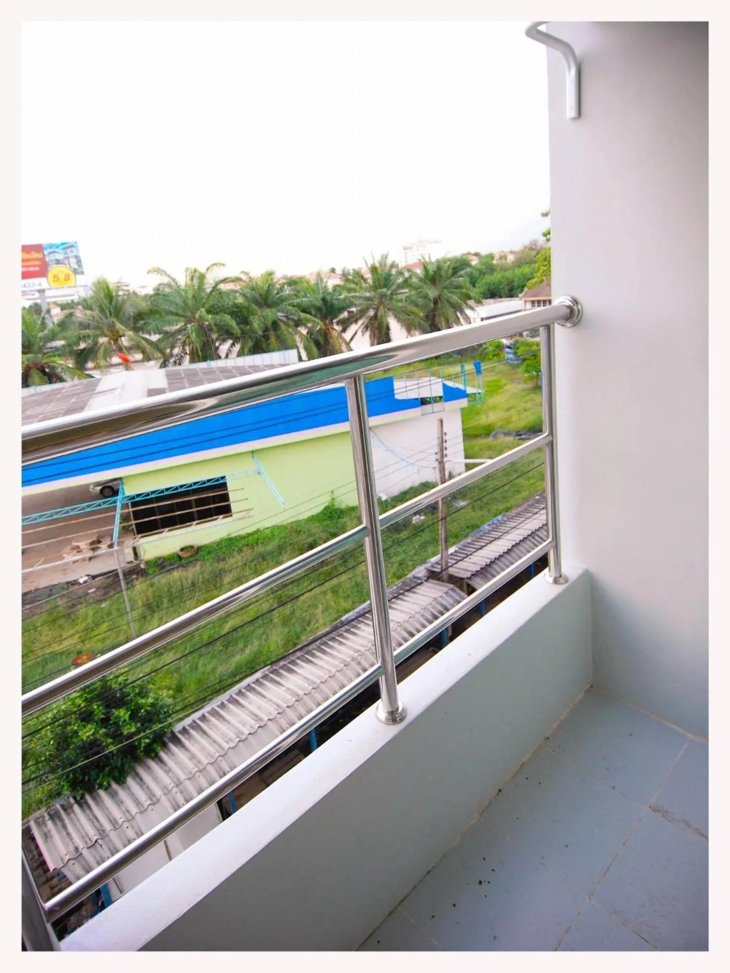Balcony/Terrace in Good Morning Apartment รังสิต