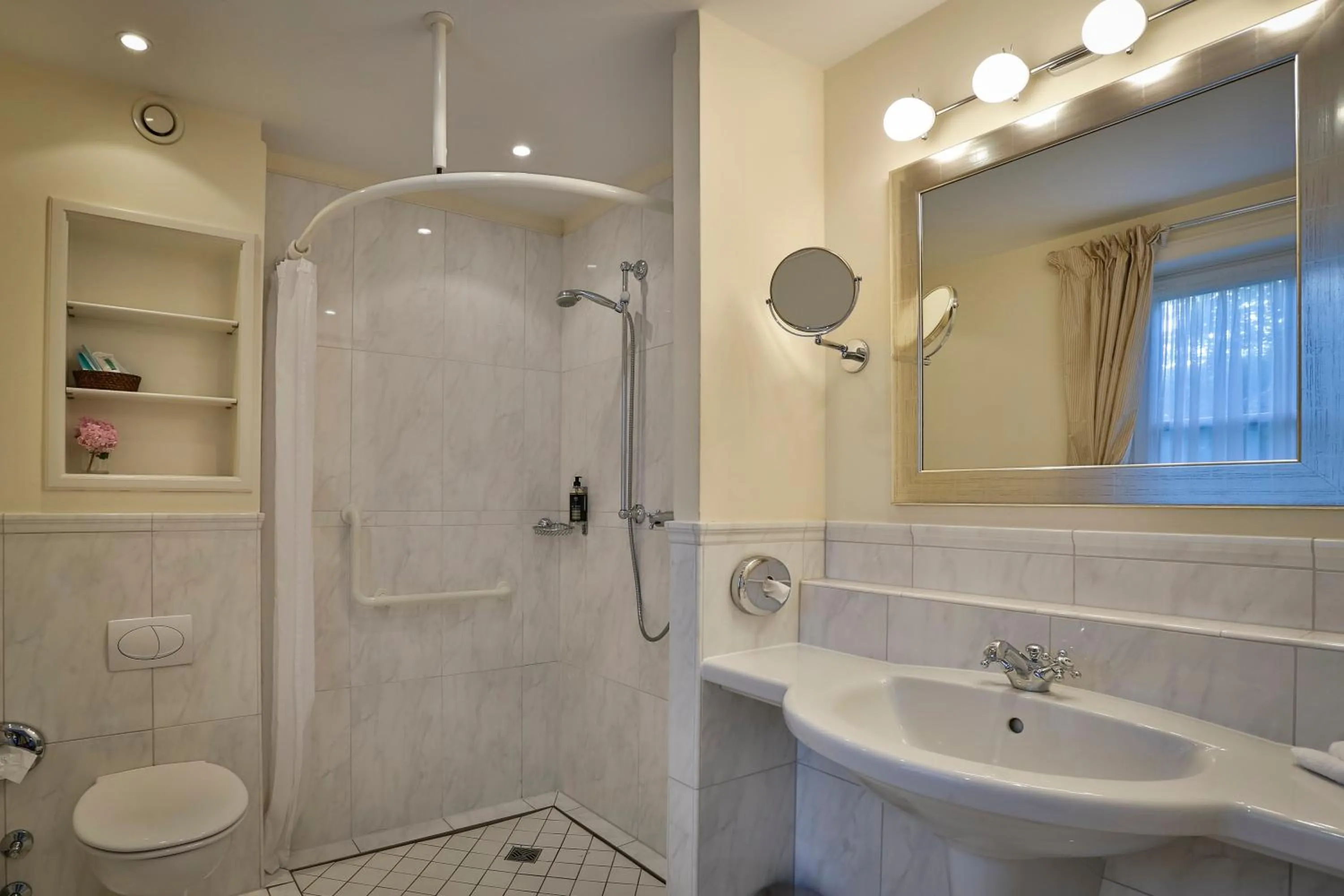 Bathroom in Hotel und Restaurant Jörg Müller