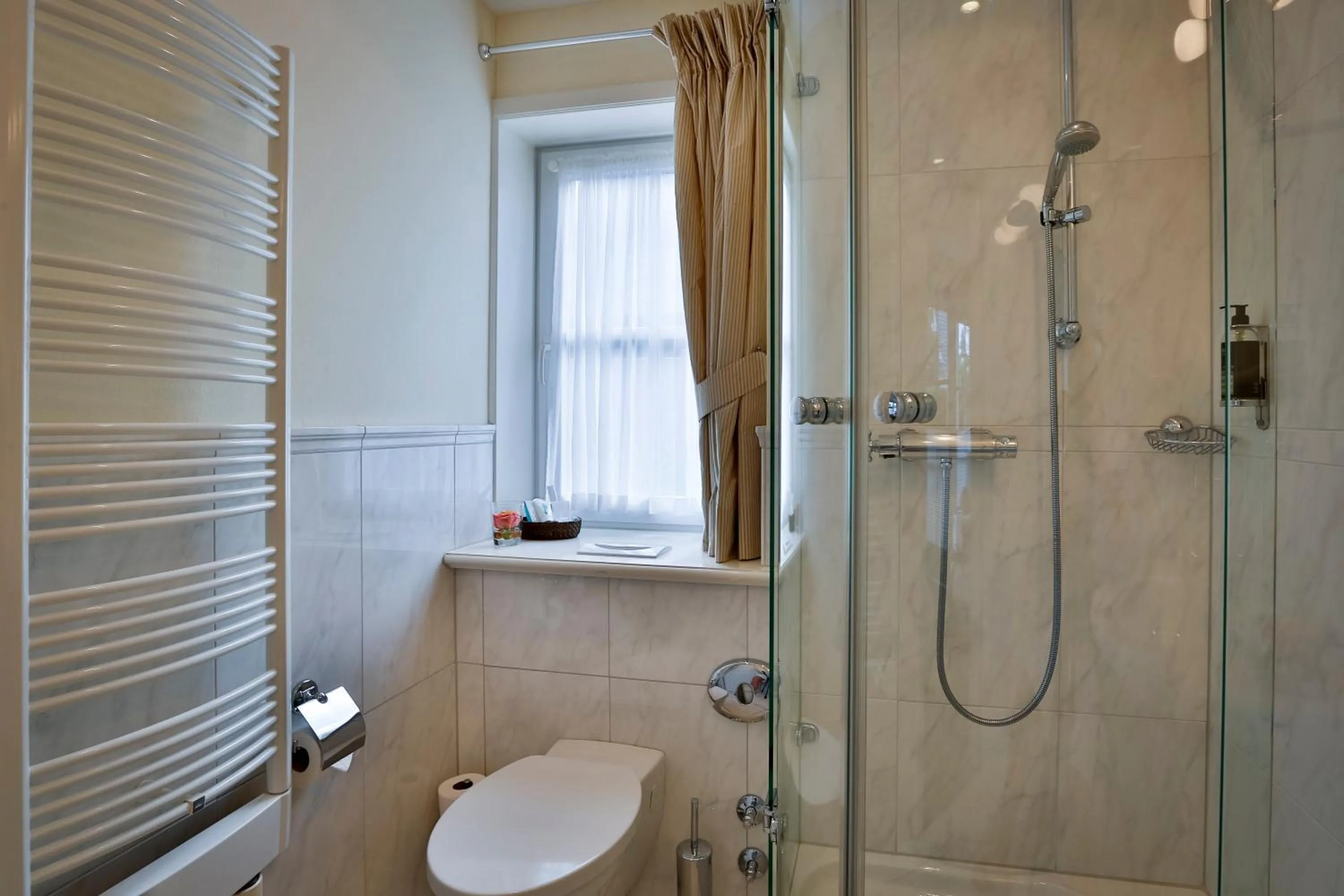 Bathroom in Hotel und Restaurant Jörg Müller