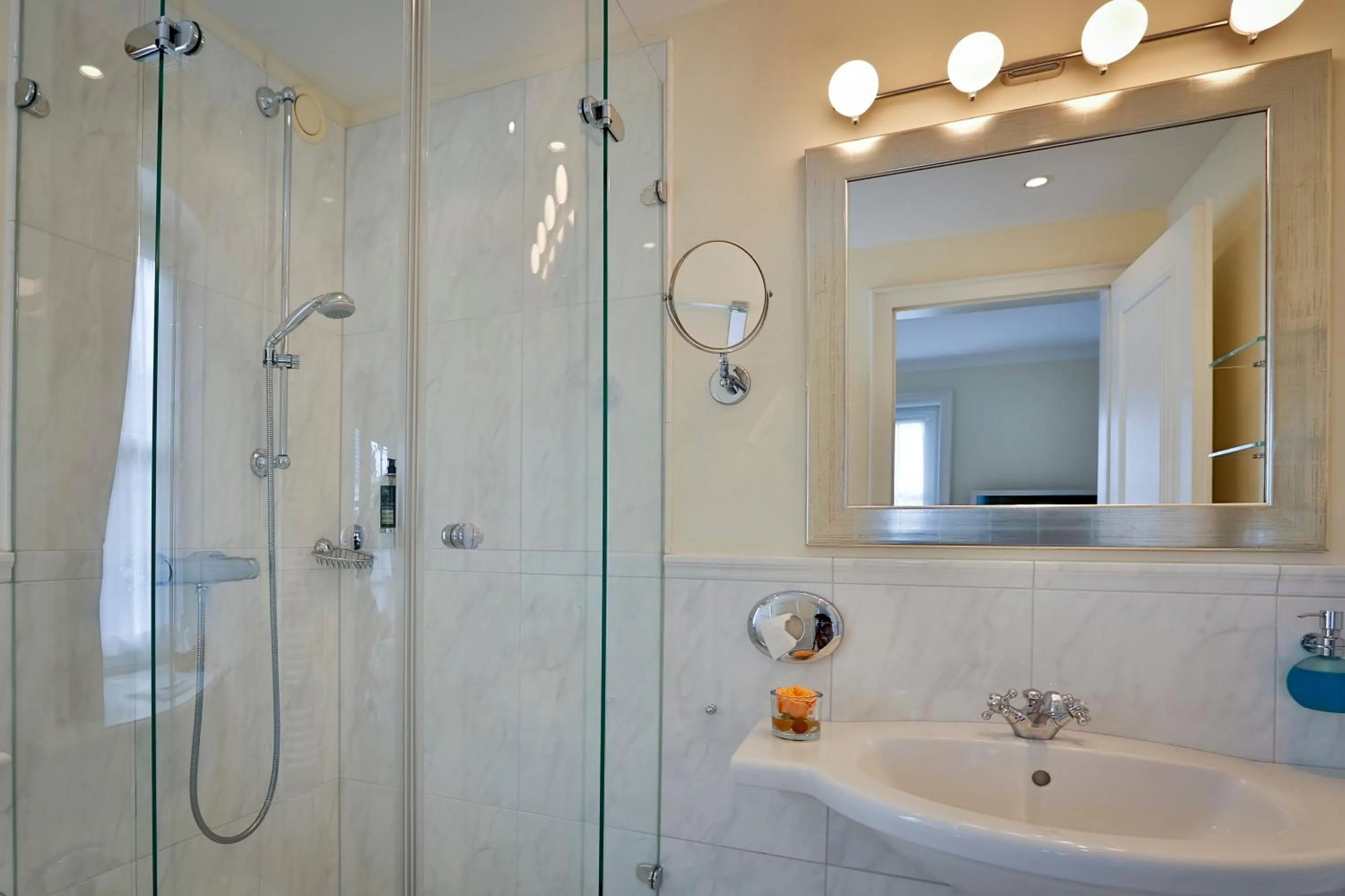 Bathroom in Hotel und Restaurant Jörg Müller